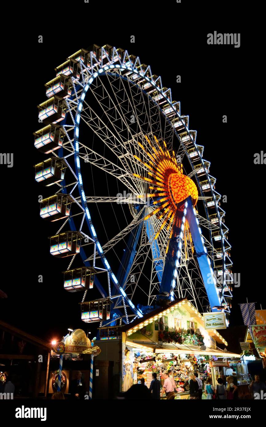 MÜNCHEN, DEUTSCHLAND, SEPTEMBER 25: Großes Rad beim Oktoberfest in München am 25. September 2013. Das Oktoberfest ist das größte Bierfestival Stockfoto