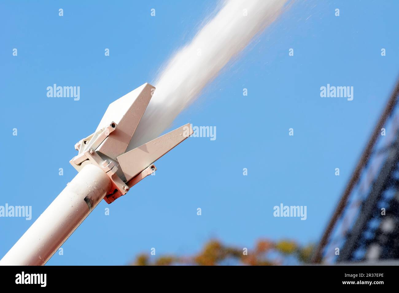 Wasserstrahl mit hohem Druck aus einem Feuerwehrauto spritzt Stockfoto