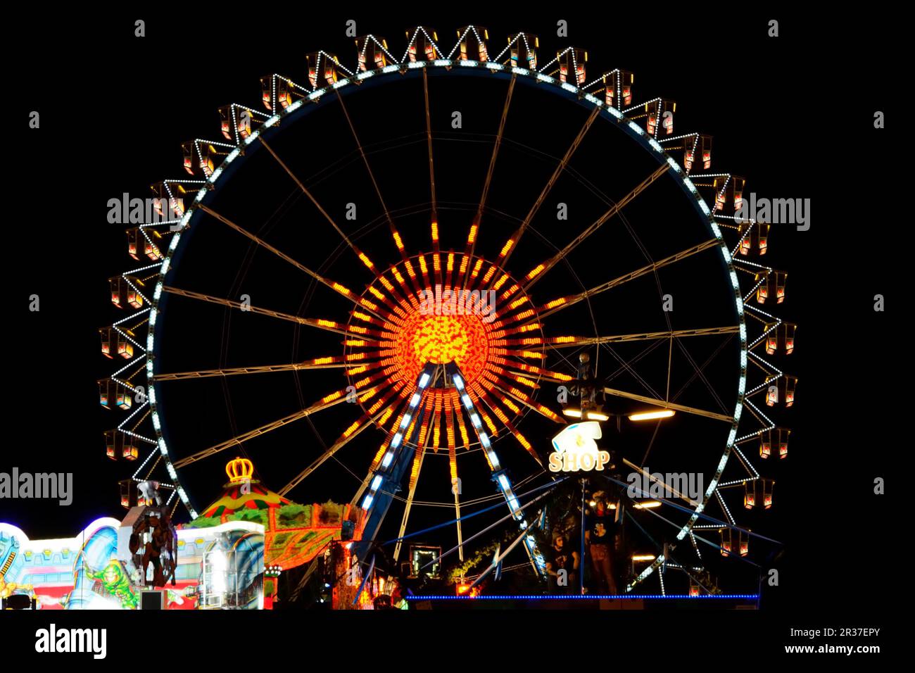 MÜNCHEN, DEUTSCHLAND, SEPTEMBER 25: Großes Rad beim Oktoberfest in München am 25. September 2013. Das Oktoberfest ist das größte Bierfestival Stockfoto