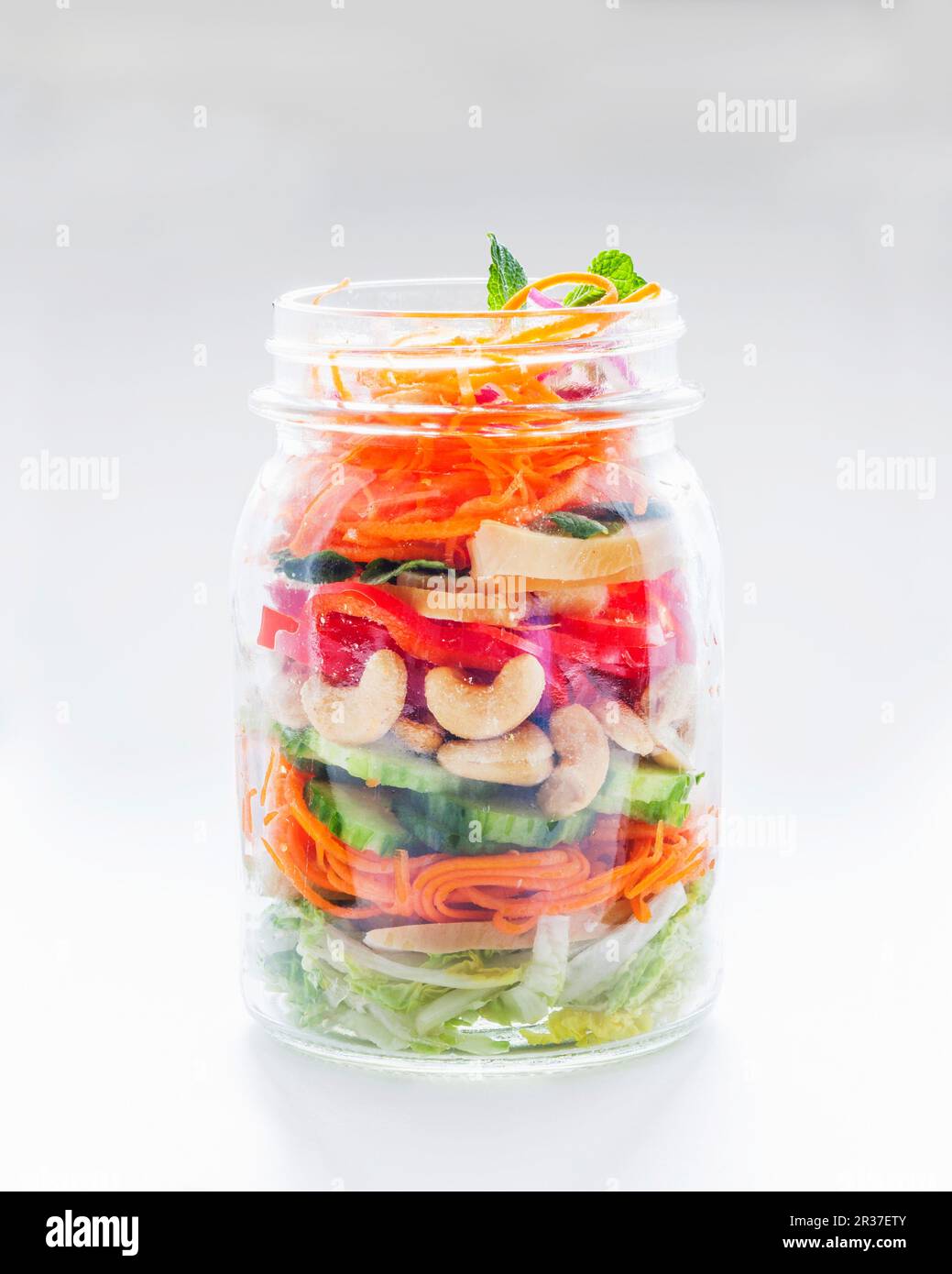 Gemüsesalat mit Cashew-Nüssen in einem Glasgefäß Stockfoto