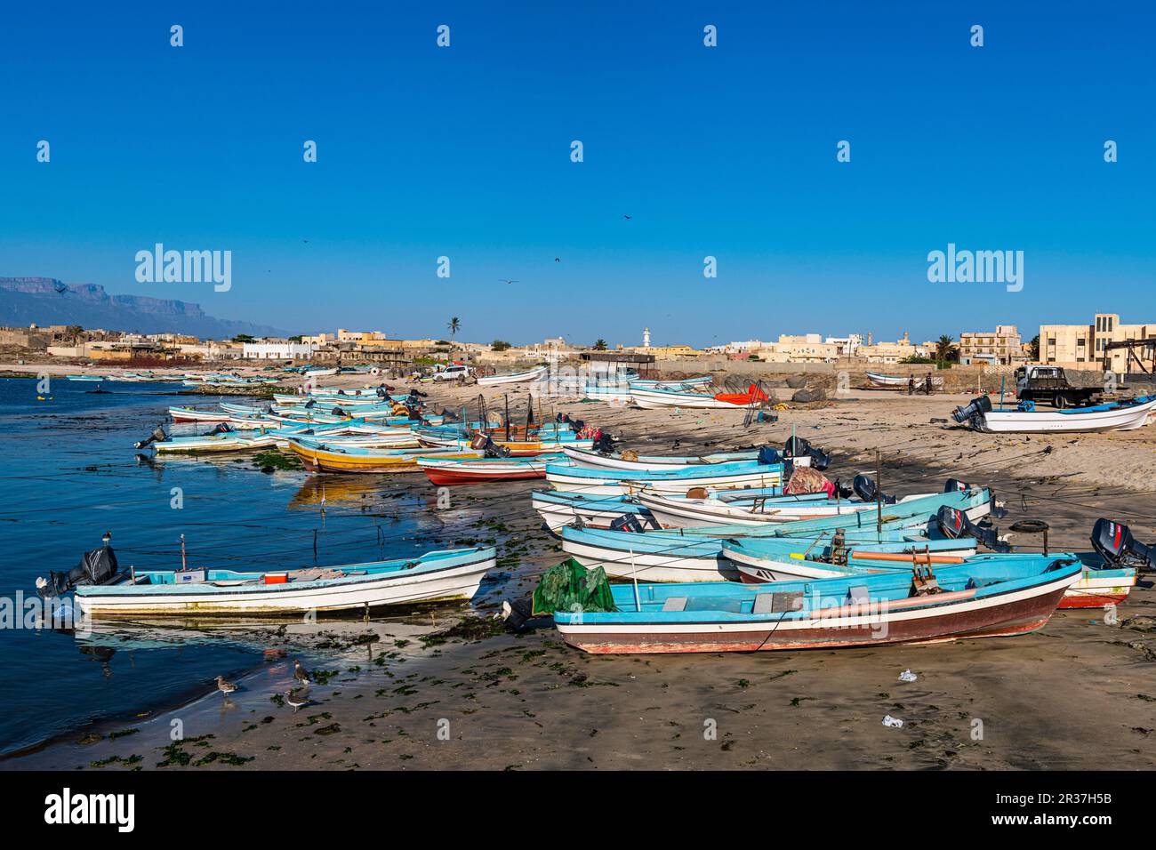 Fischereihafen von Mirbat mit kleinen Fischerbooten, Salalah, Oman Stockfoto