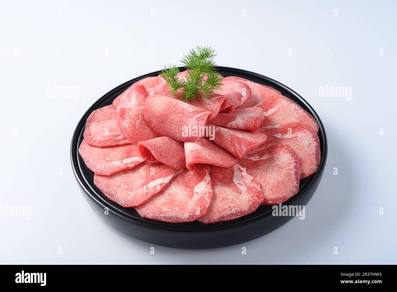 Koreanisches oder japanisches Barbecue, dicke geschnittene Rinderzunge, für Hot Pot oder Yakiniku, Sukiyaki, Barbecue und Shabu. Stockfoto