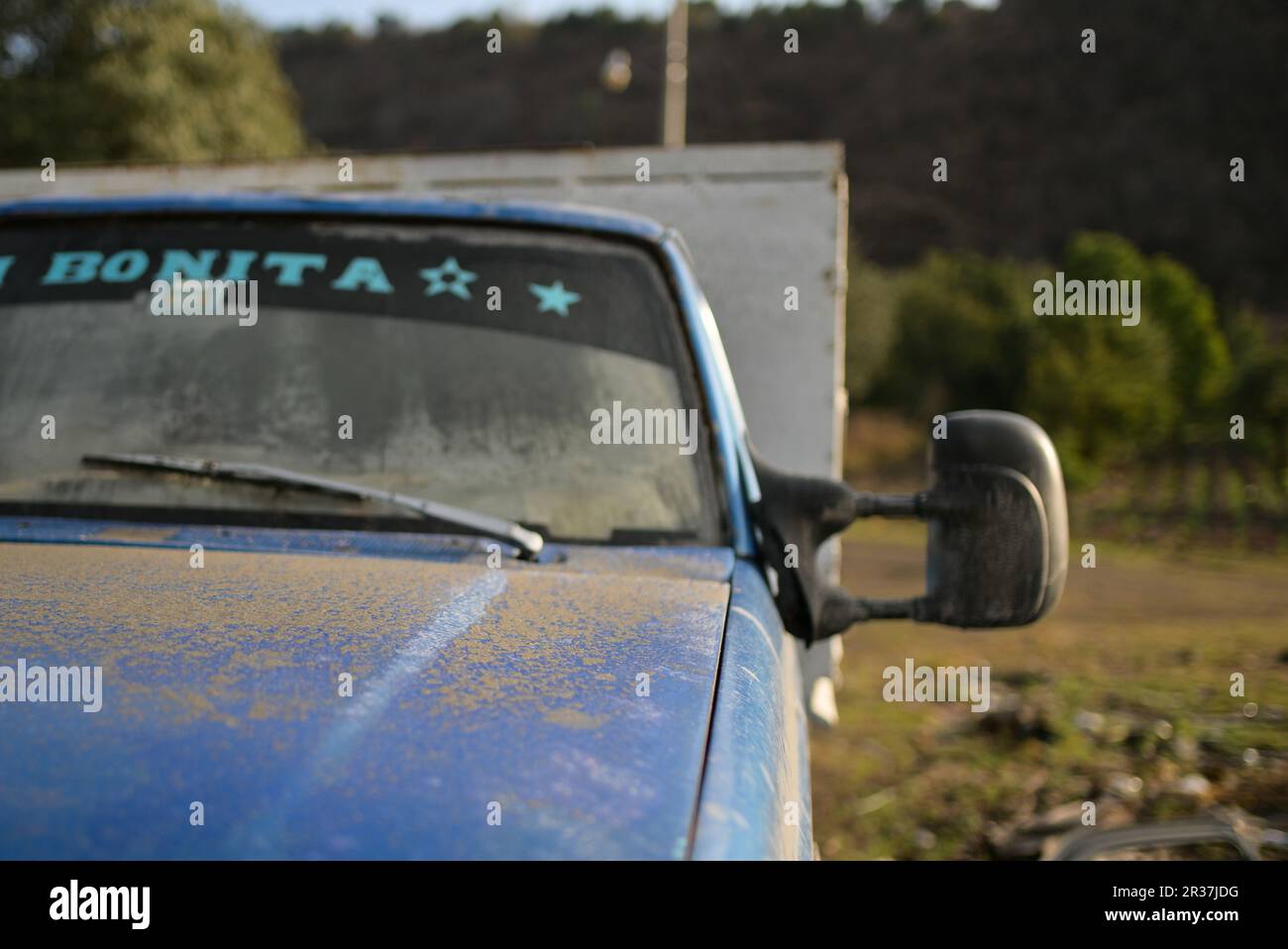 Puebla. 22. Mai 2023. Dieses Foto wurde am 22. Mai 2023 aufgenommen und zeigt ein Fahrzeug, das durch die Aktivität des Vulkans Popocatepetl im Bundesstaat Puebla, Mexiko, mit Asche bedeckt ist. Am Sonntag erhöhten die mexikanischen Behörden die Alarmstufe aufgrund der jüngsten erhöhten Aktivität des Vulkans Popocatepetl. Die Alarmstufe wurde von der gelben Phase zwei auf die gelbe Phase drei erhöht, einen Schritt unter der roten Alarmstufe, sagte Laura Velazquez, Leiterin der mexikanischen Nationalen Katastrophenschutzbehörde, bei einer Pressekonferenz. Kredit: Xin Yuewei/Xinhua/Alamy Live News Stockfoto