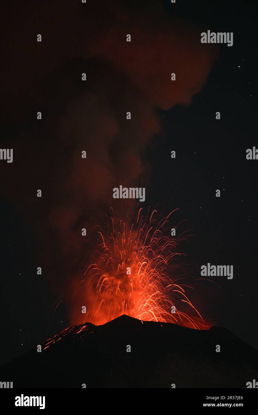 Puebla. 22. Mai 2023. Dieses Foto wurde am 22. Mai 2023 aufgenommen und zeigt einen Blick auf den Vulkan Popocatepetl aus dem Bundesstaat Puebla, Mexiko. Am Sonntag erhöhten die mexikanischen Behörden die Alarmstufe aufgrund der jüngsten erhöhten Aktivität des Vulkans Popocatepetl. Die Alarmstufe wurde von der gelben Phase zwei auf die gelbe Phase drei erhöht, einen Schritt unter der roten Alarmstufe, sagte Laura Velazquez, Leiterin der mexikanischen Nationalen Katastrophenschutzbehörde, bei einer Pressekonferenz. Kredit: Xin Yuewei/Xinhua/Alamy Live News Stockfoto