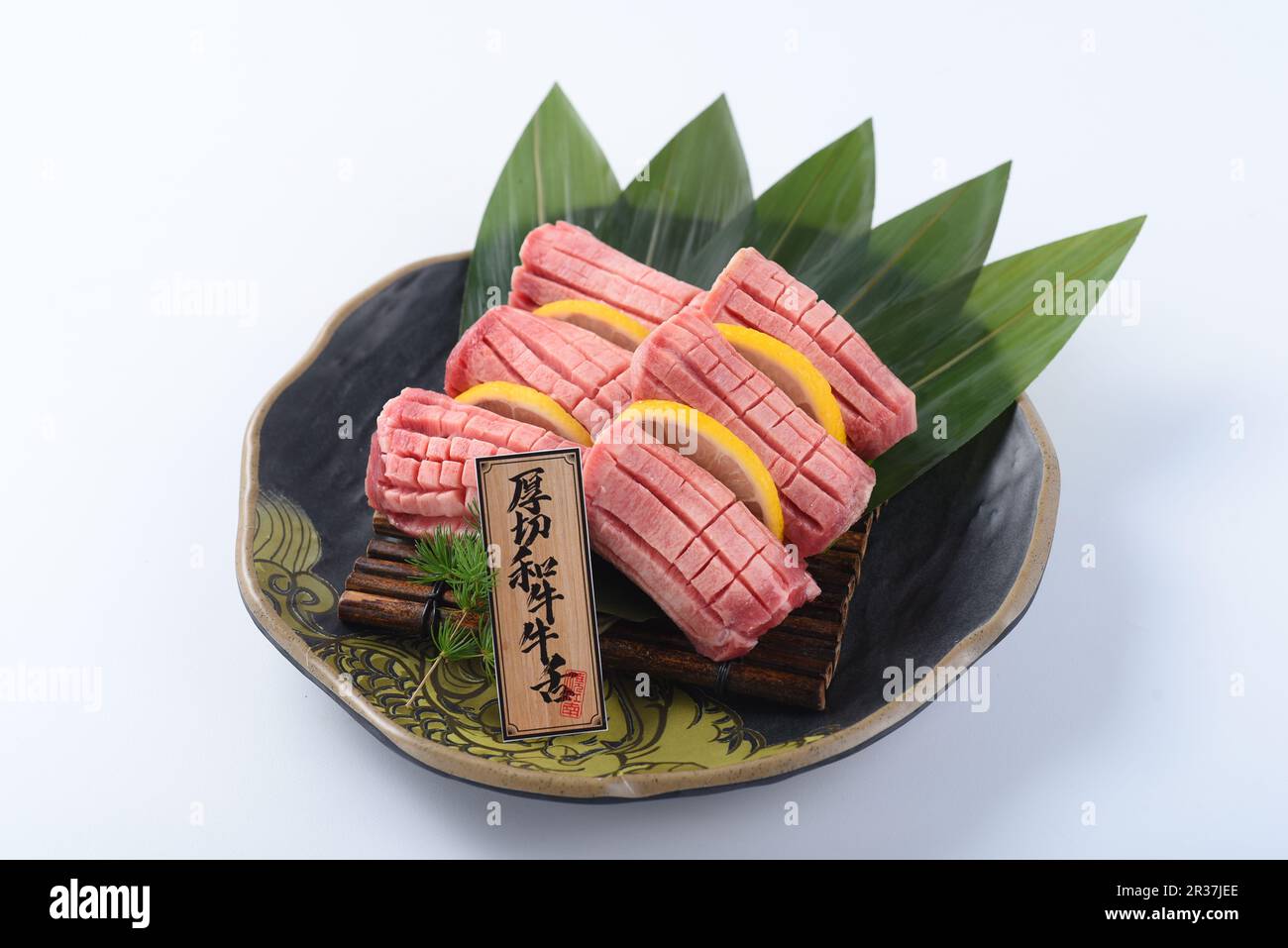 Dicke geschnittene Rindfleischzunge für Hot Pot oder Yakiniku, Sukiyaki, Barbecue und Shabu.Translate：“厚切和牛牛舌“bedeutet Dish Name。 Stockfoto