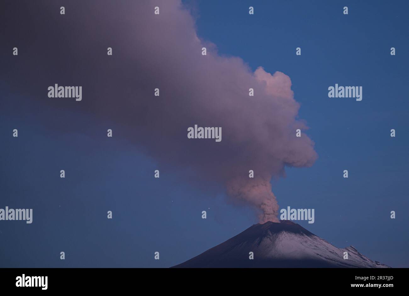 Puebla. 22. Mai 2023. Dieses Foto wurde am 22. Mai 2023 aufgenommen und zeigt einen Blick auf den Vulkan Popocatepetl aus dem Bundesstaat Puebla, Mexiko. Am Sonntag erhöhten die mexikanischen Behörden die Alarmstufe aufgrund der jüngsten erhöhten Aktivität des Vulkans Popocatepetl. Die Alarmstufe wurde von der gelben Phase zwei auf die gelbe Phase drei erhöht, einen Schritt unter der roten Alarmstufe, sagte Laura Velazquez, Leiterin der mexikanischen Nationalen Katastrophenschutzbehörde, bei einer Pressekonferenz. Kredit: Xin Yuewei/Xinhua/Alamy Live News Stockfoto