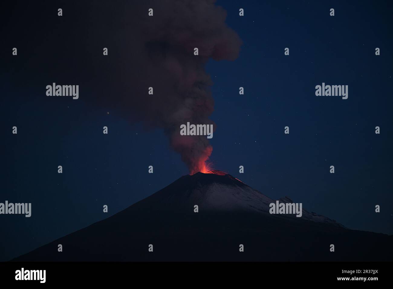 Puebla. 22. Mai 2023. Dieses Foto wurde am 22. Mai 2023 aufgenommen und zeigt einen Blick auf den Vulkan Popocatepetl aus dem Bundesstaat Puebla, Mexiko. Am Sonntag erhöhten die mexikanischen Behörden die Alarmstufe aufgrund der jüngsten erhöhten Aktivität des Vulkans Popocatepetl. Die Alarmstufe wurde von der gelben Phase zwei auf die gelbe Phase drei erhöht, einen Schritt unter der roten Alarmstufe, sagte Laura Velazquez, Leiterin der mexikanischen Nationalen Katastrophenschutzbehörde, bei einer Pressekonferenz. Kredit: Xin Yuewei/Xinhua/Alamy Live News Stockfoto