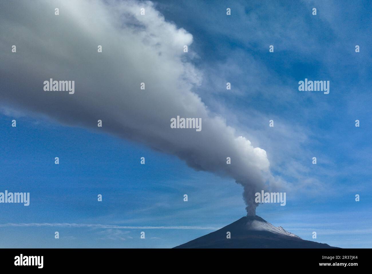 Puebla. 22. Mai 2023. Dieses Foto wurde am 22. Mai 2023 aufgenommen und zeigt einen Blick auf den Vulkan Popocatepetl aus dem Bundesstaat Puebla, Mexiko. Am Sonntag erhöhten die mexikanischen Behörden die Alarmstufe aufgrund der jüngsten erhöhten Aktivität des Vulkans Popocatepetl. Die Alarmstufe wurde von der gelben Phase zwei auf die gelbe Phase drei erhöht, einen Schritt unter der roten Alarmstufe, sagte Laura Velazquez, Leiterin der mexikanischen Nationalen Katastrophenschutzbehörde, bei einer Pressekonferenz. Kredit: Xin Yuewei/Xinhua/Alamy Live News Stockfoto