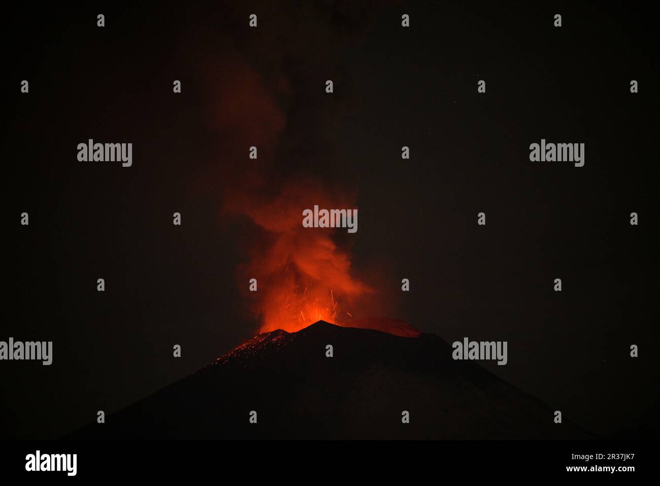 Puebla. 22. Mai 2023. Dieses Foto wurde am 22. Mai 2023 aufgenommen und zeigt einen Blick auf den Vulkan Popocatepetl aus dem Bundesstaat Puebla, Mexiko. Am Sonntag erhöhten die mexikanischen Behörden die Alarmstufe aufgrund der jüngsten erhöhten Aktivität des Vulkans Popocatepetl. Die Alarmstufe wurde von der gelben Phase zwei auf die gelbe Phase drei erhöht, einen Schritt unter der roten Alarmstufe, sagte Laura Velazquez, Leiterin der mexikanischen Nationalen Katastrophenschutzbehörde, bei einer Pressekonferenz. Kredit: Xin Yuewei/Xinhua/Alamy Live News Stockfoto