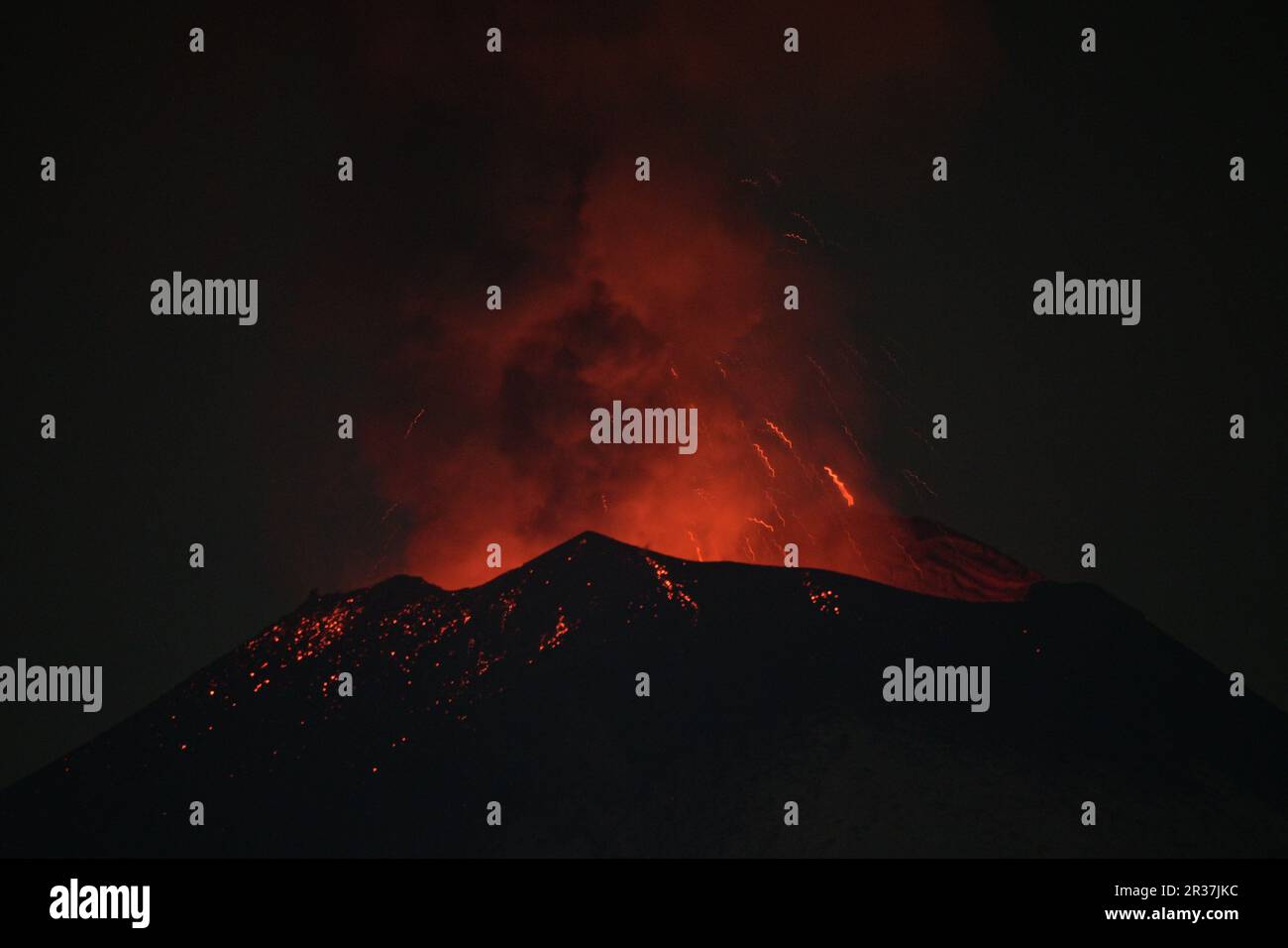 Puebla. 22. Mai 2023. Dieses Foto wurde am 22. Mai 2023 aufgenommen und zeigt einen Blick auf den Vulkan Popocatepetl aus dem Bundesstaat Puebla, Mexiko. Am Sonntag erhöhten die mexikanischen Behörden die Alarmstufe aufgrund der jüngsten erhöhten Aktivität des Vulkans Popocatepetl. Die Alarmstufe wurde von der gelben Phase zwei auf die gelbe Phase drei erhöht, einen Schritt unter der roten Alarmstufe, sagte Laura Velazquez, Leiterin der mexikanischen Nationalen Katastrophenschutzbehörde, bei einer Pressekonferenz. Kredit: Xin Yuewei/Xinhua/Alamy Live News Stockfoto