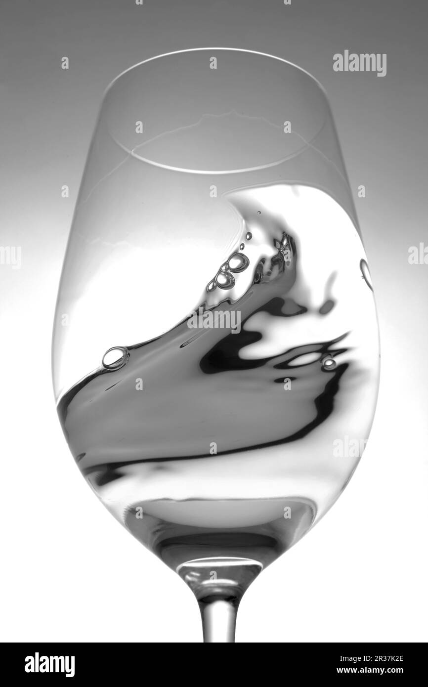 Wirbelndes glas Schwarzweiß-Stockfotos und -bilder - Alamy