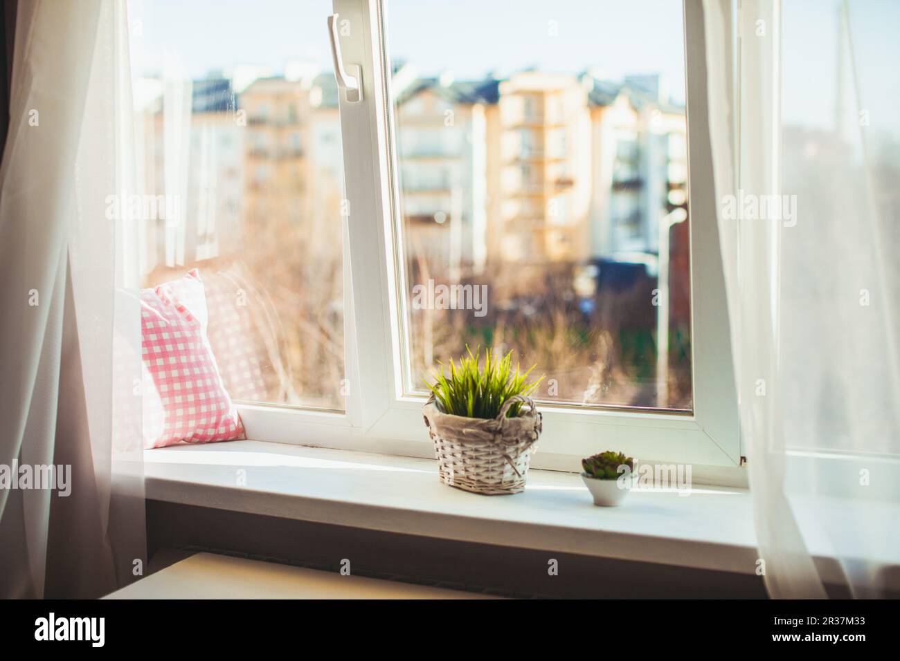 Gemütliche Fensterbank - Ort zum Entspannen Stockfoto
