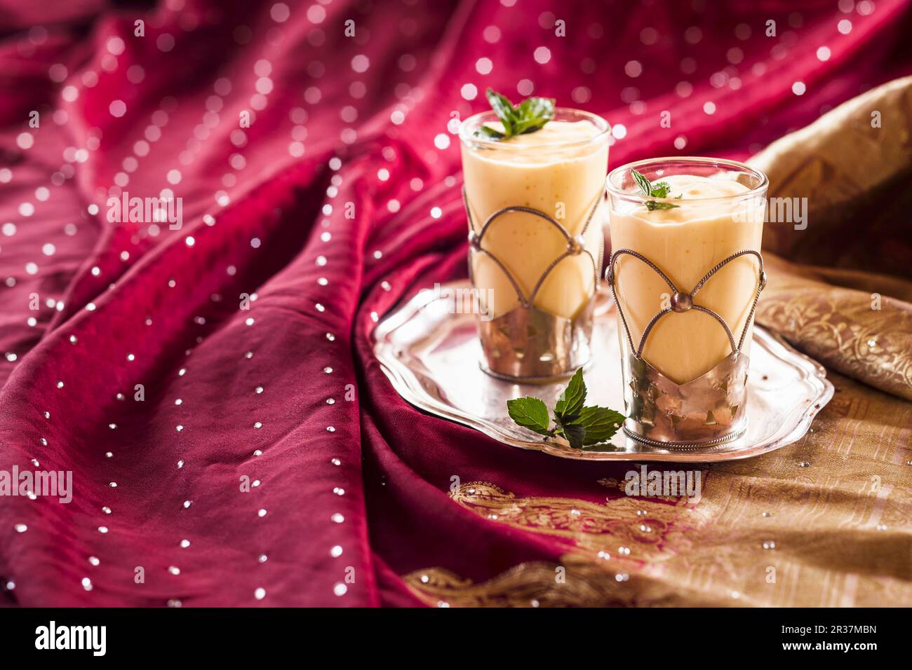 Mango Lassi in zwei Gläser auf ein Tablett (Indien) Stockfoto