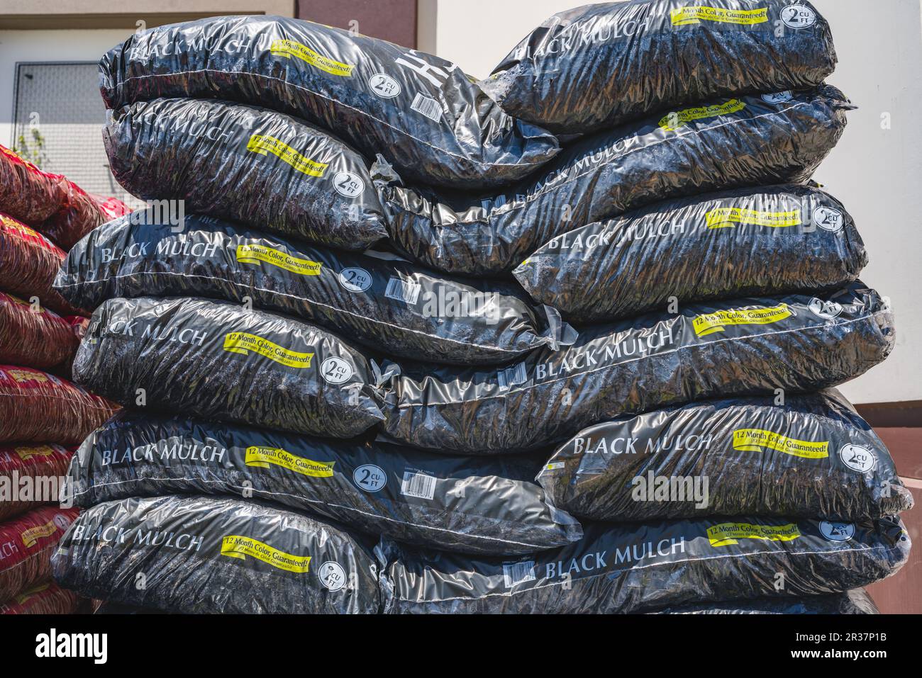 Santa Maria, Kalifornien, USA - 17. Mai 2023. Mulchen Sie in Plastiktüten, Bodensäcken für den Garten und Bodensäcken für Rasenmischungen, die in der Gartenabteilung verkauft werden. Stockfoto