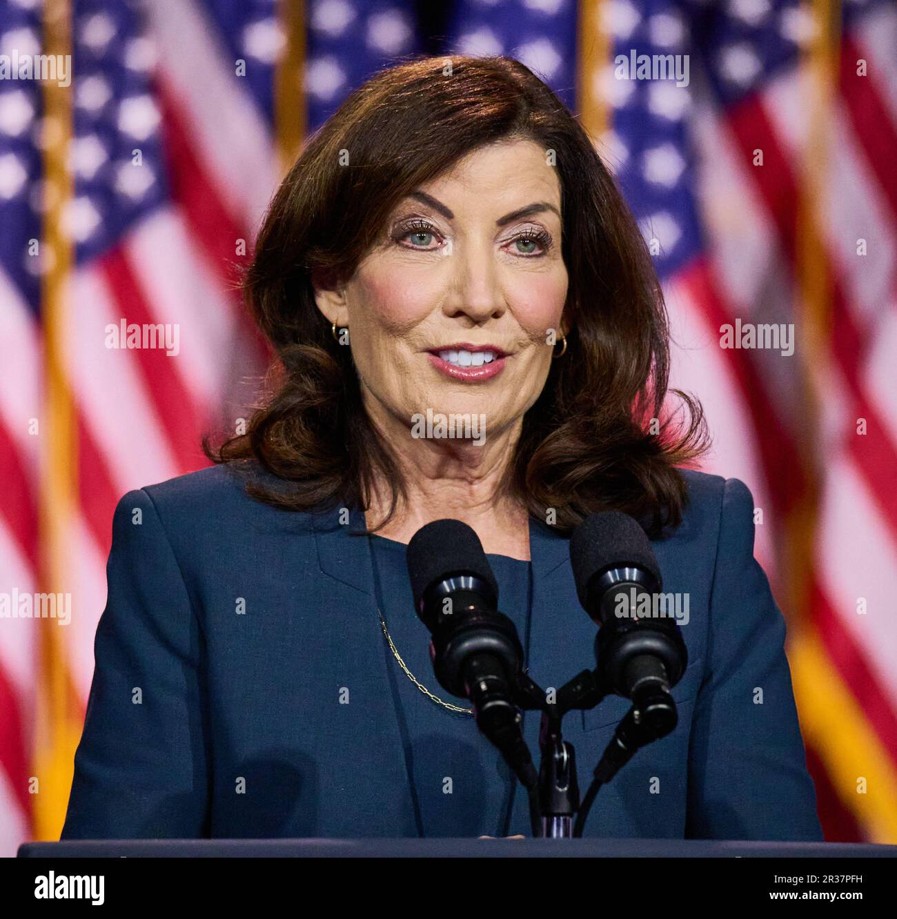 VALHALLA, NY, USA - 10. MAI 2023: Gouverneur Kathy Hochul spricht am SUNY Westchester Community College. Stockfoto