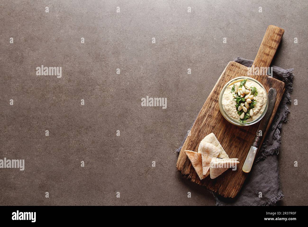 Klassischer Hummus mit Kräutern, Olivenöl in einem Glas und Lavash, traditionelle nahöstliche Küche Stockfoto