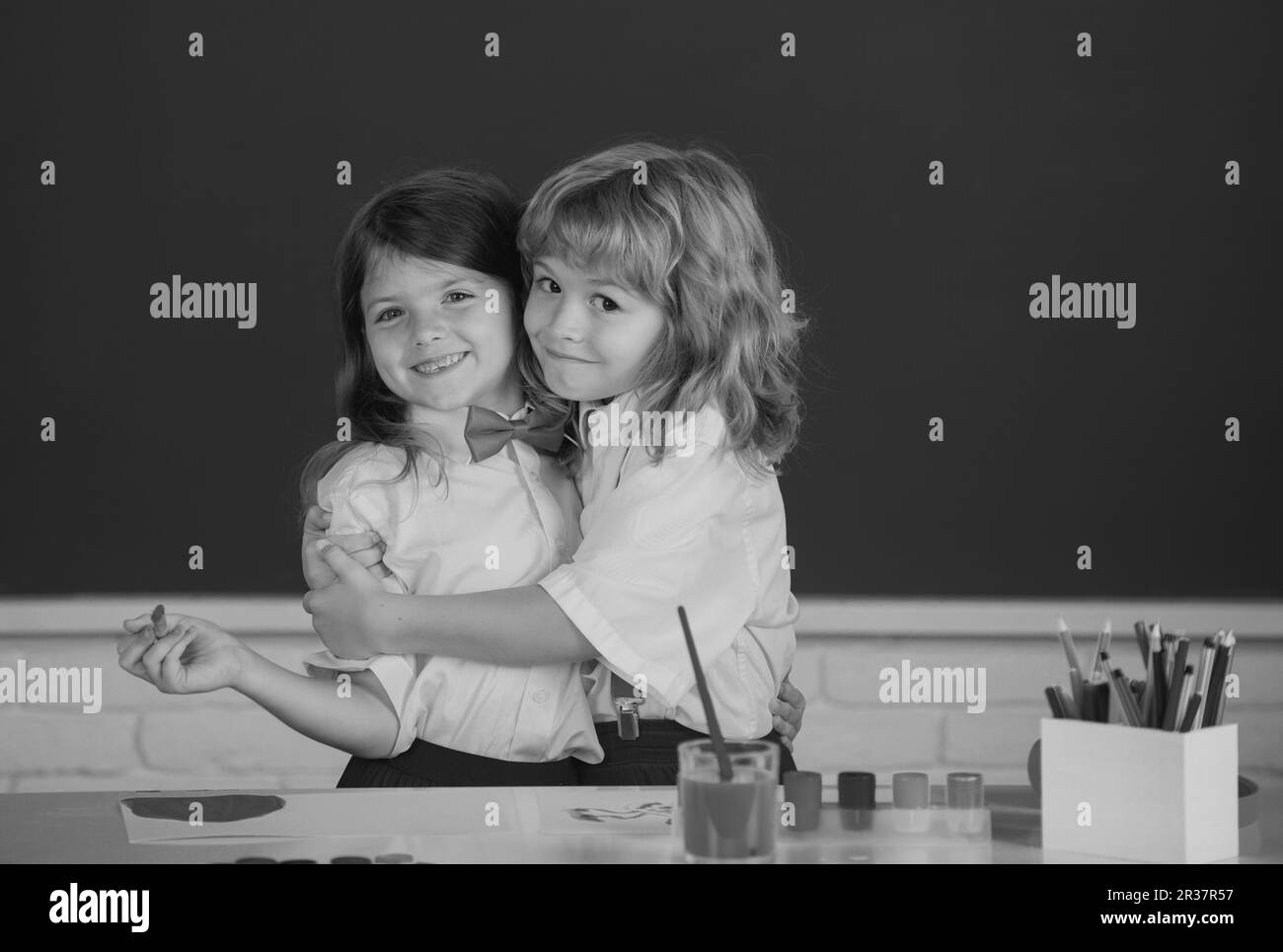 Frühkindliche Bildung. Portrait Schulkinder machen Kunst Hausaufgaben. Kinder, die auf die Grundschule ziehen. Stockfoto