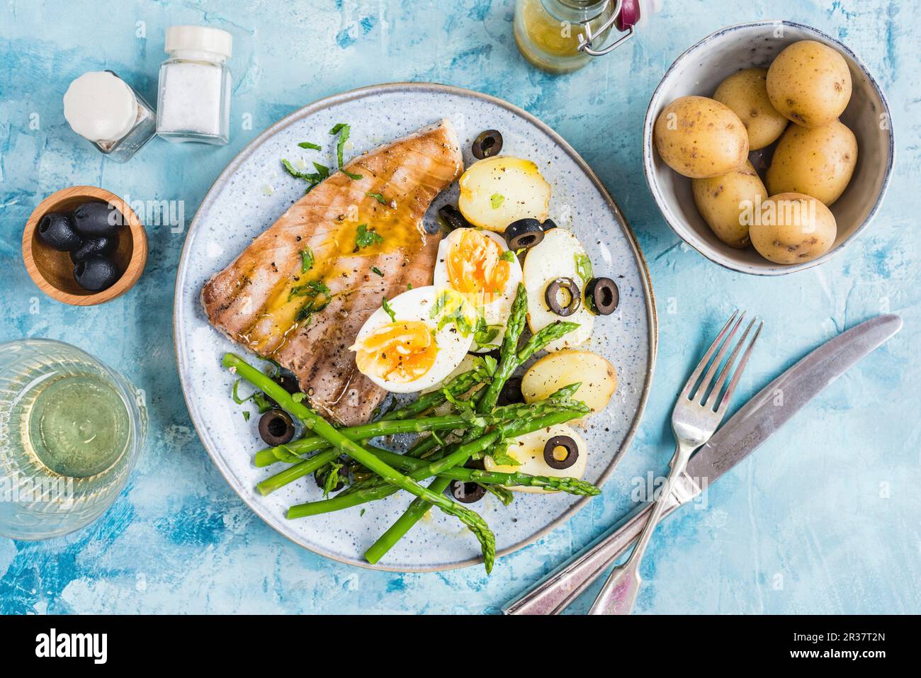 Thunfisch mit gekochten Kartoffeln, Spargel, Eiern und Oliven Stockfoto