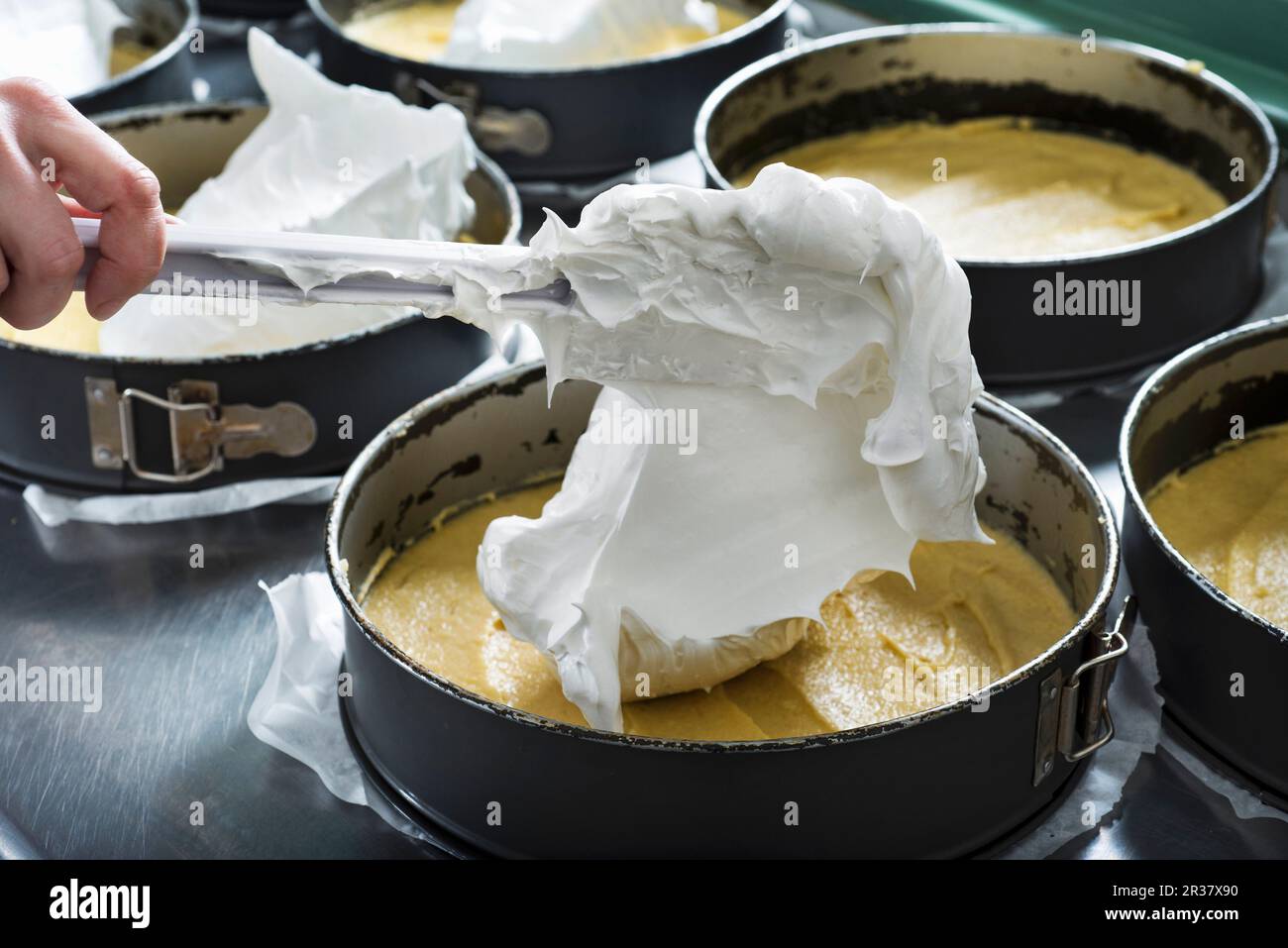 Eiweiß, das in eine Kuchenform geworfen wird Stockfoto