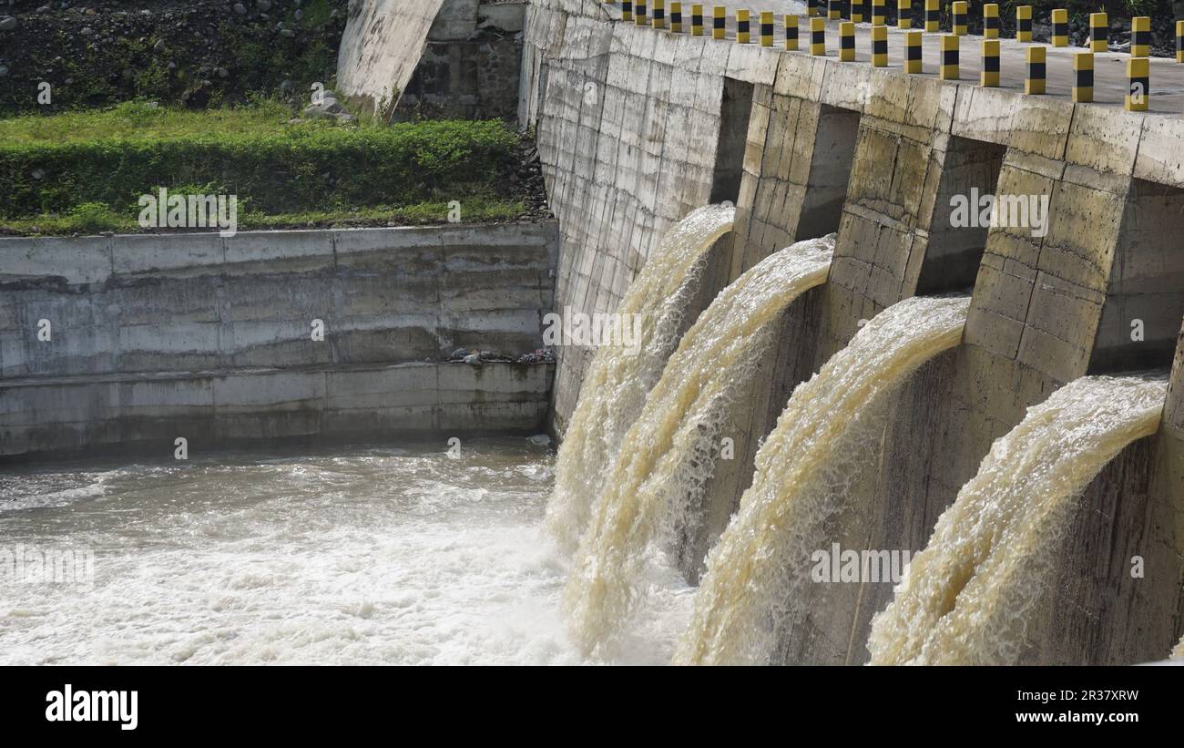 Das Flusswasser fließt durch den Damm Stockfoto