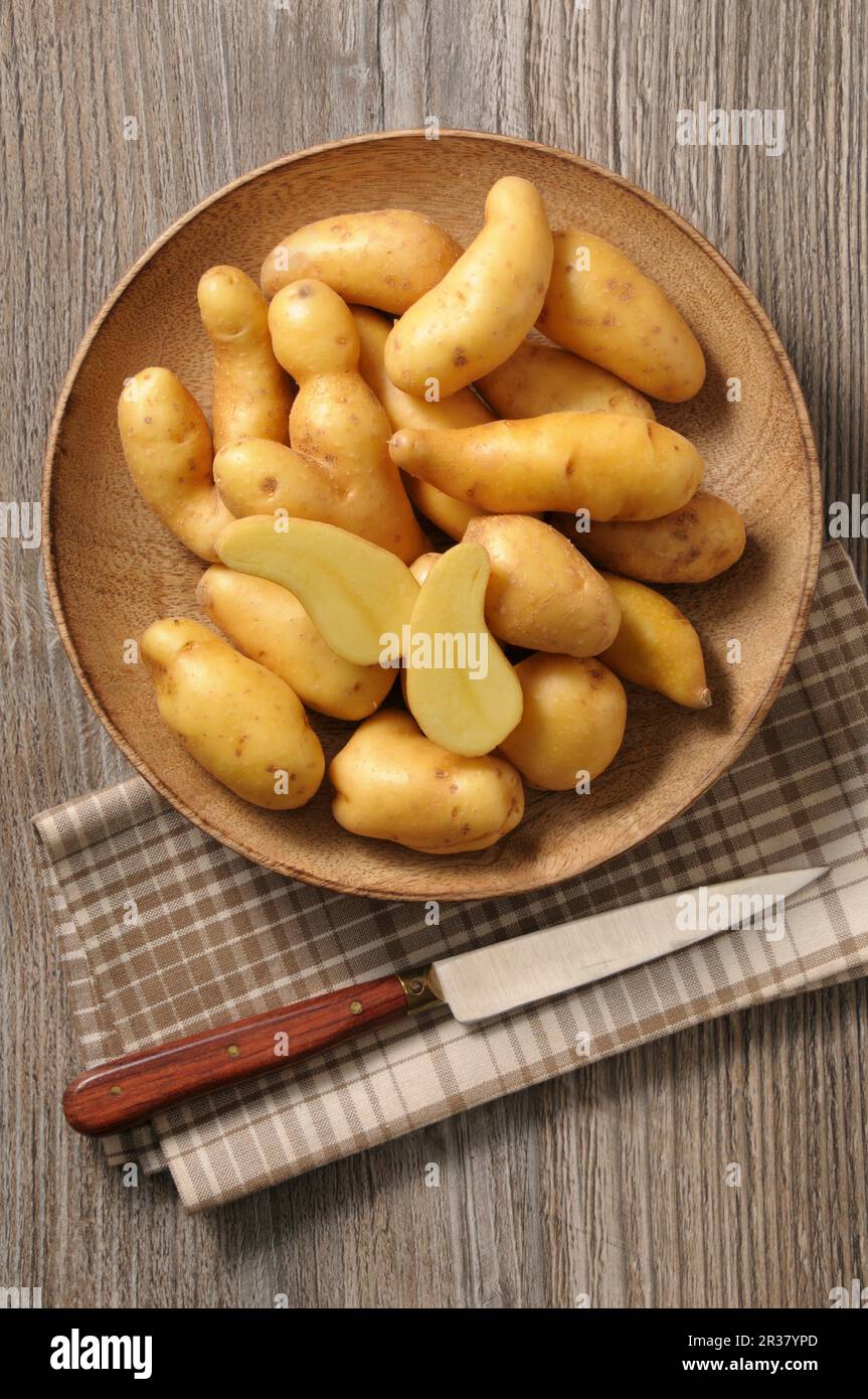 Rattes Kartoffeln in einer Holzschüssel Stockfoto