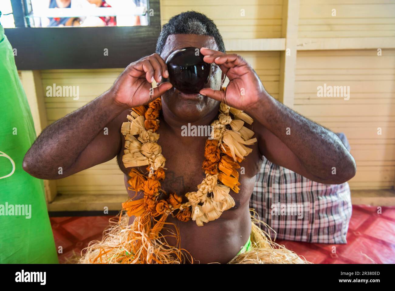 Mann bei Kava Zeremonie, Yanuya Insel, Mamanuca Inseln, Fidschi Stockfoto