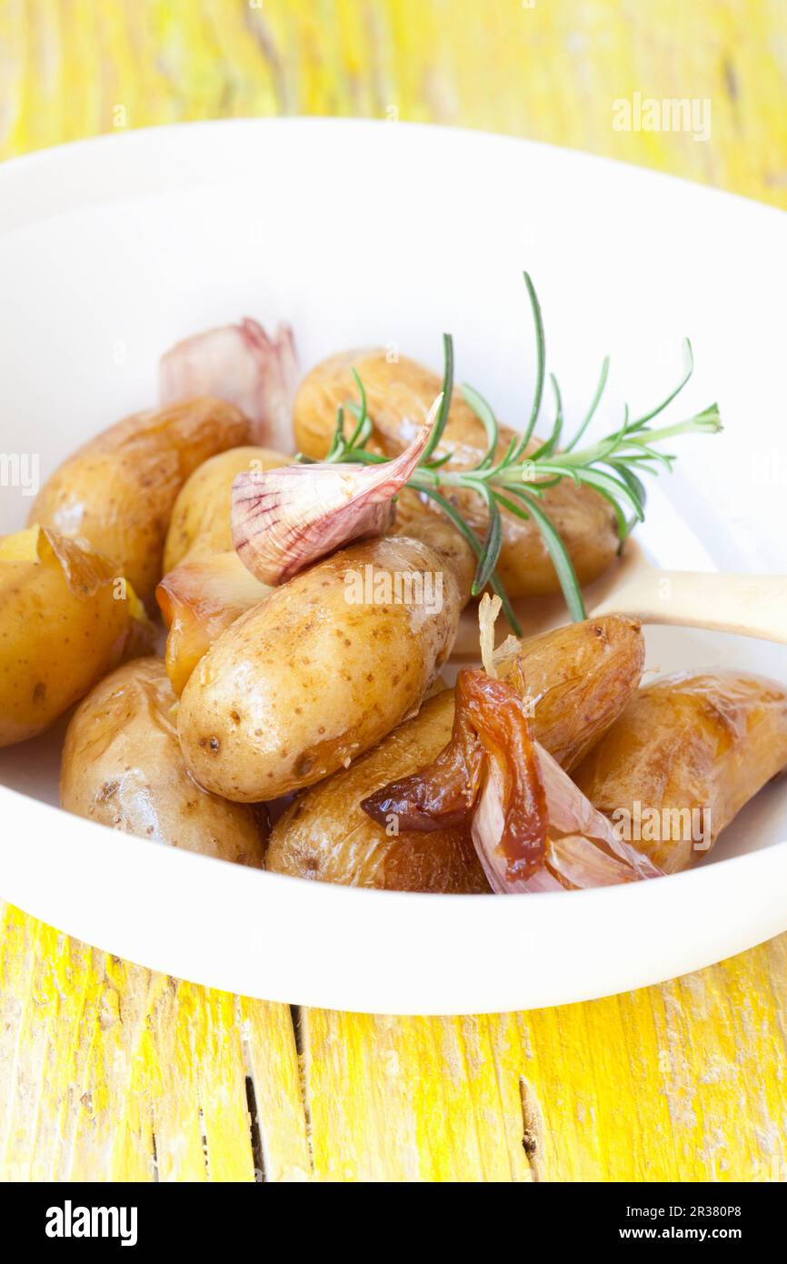 Kartoffeln, gekocht mit Knoblauch und Rosmarin Stockfoto