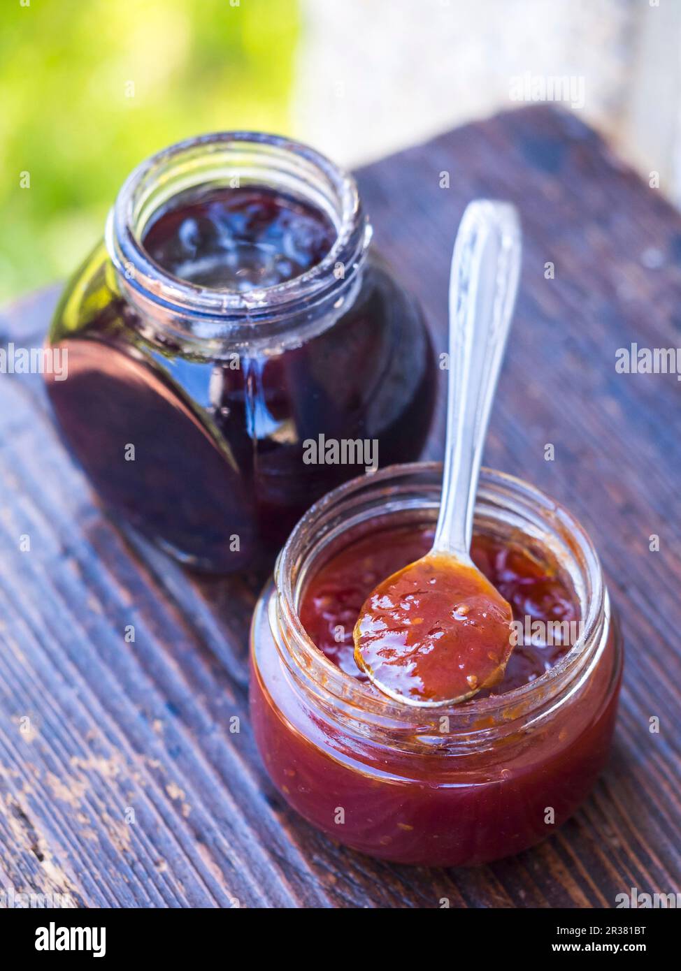 Erdbeeren- und Kirschkompottas (portugiesisches Wort für Marmelade) auf einem Tisch im Freien Stockfoto