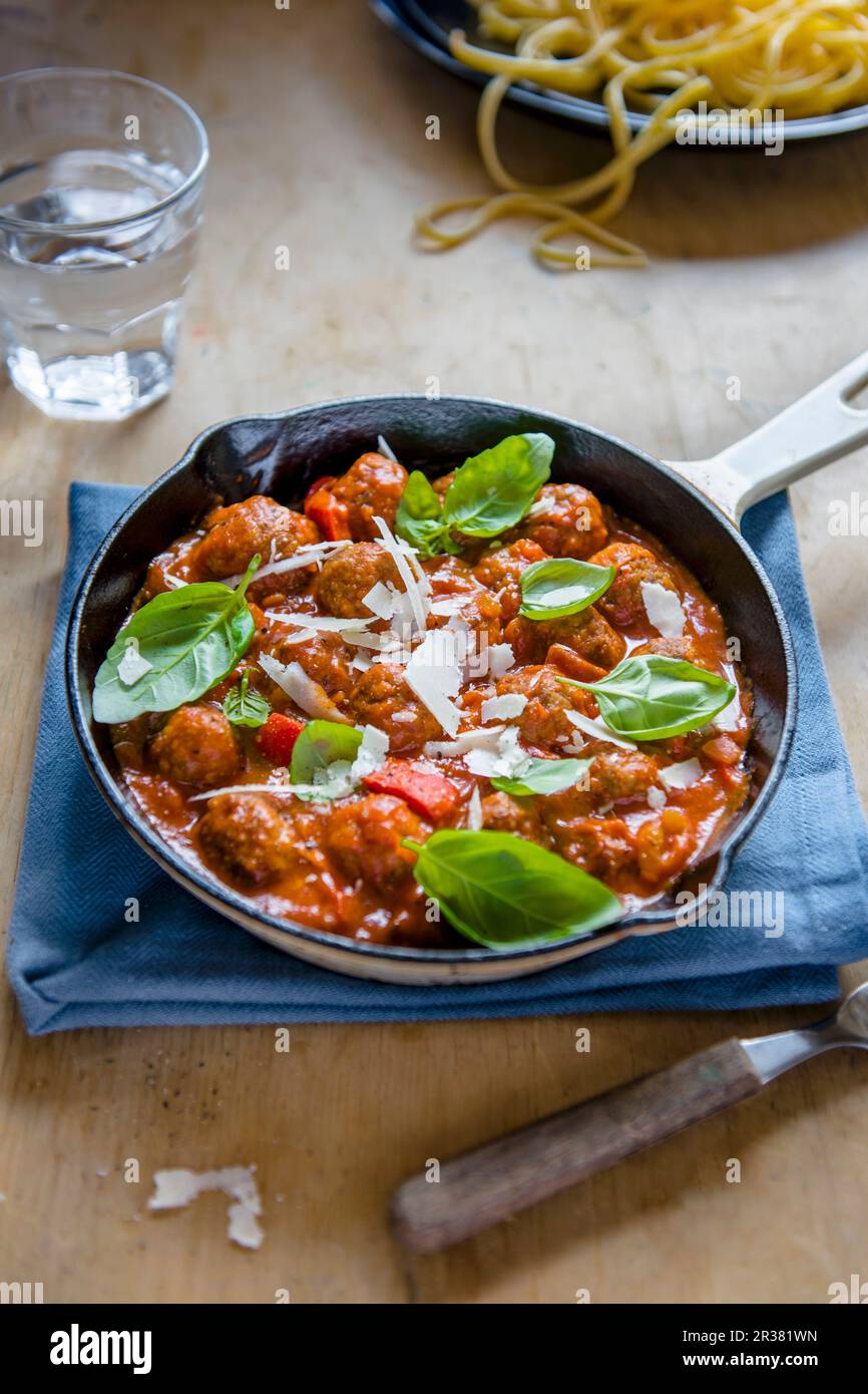 Italienische Fleischbällchen in Tomatensoße, serviert mit Spaghetti Stockfoto