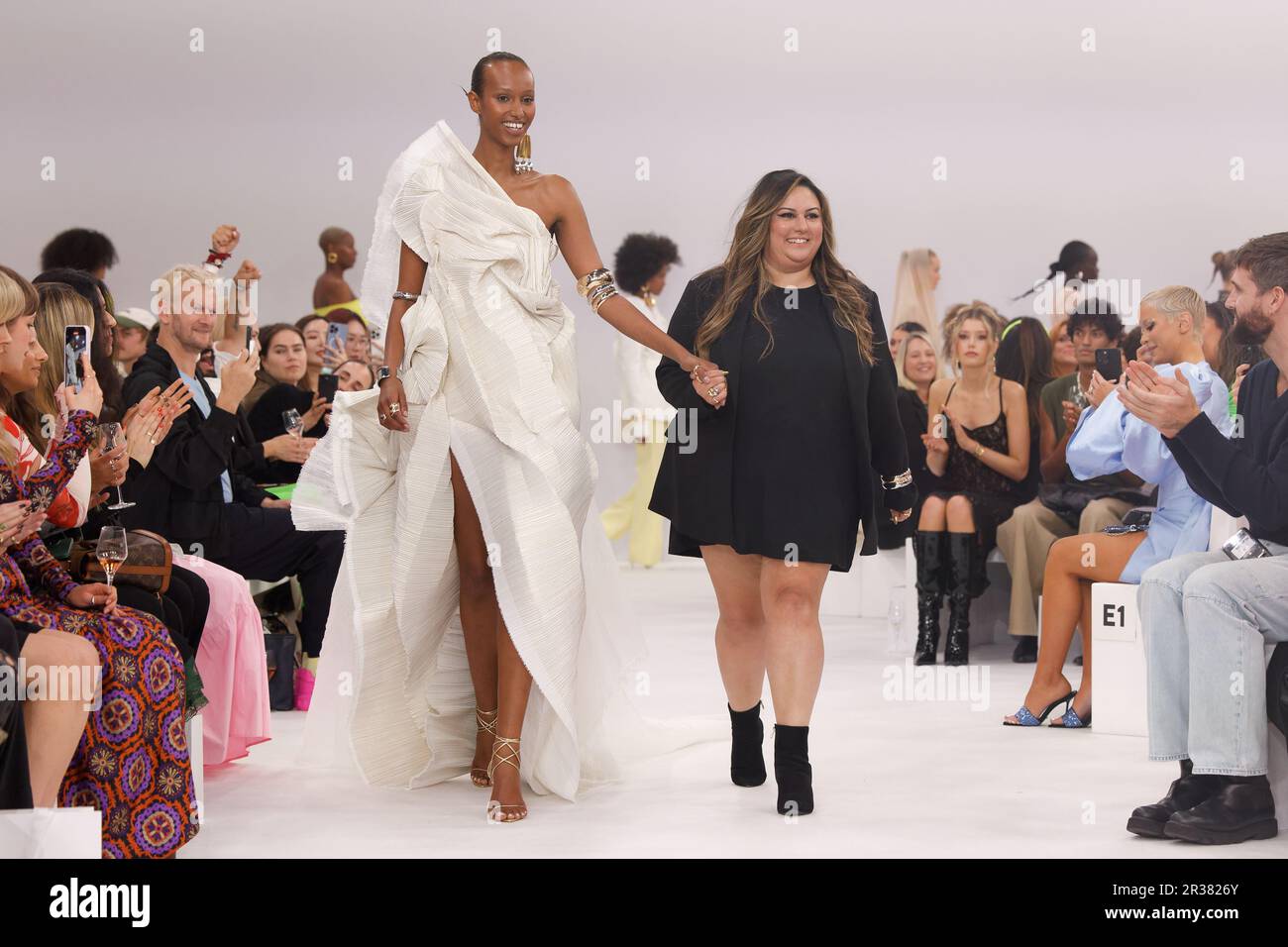 Designer Mariam Seddiq dankt dem Publikum nach der MARIAM SEDDIQ Show während der Afterpay Australian Fashion Week 2023 bei Carriageworks am 17. MAI 2 Stockfoto