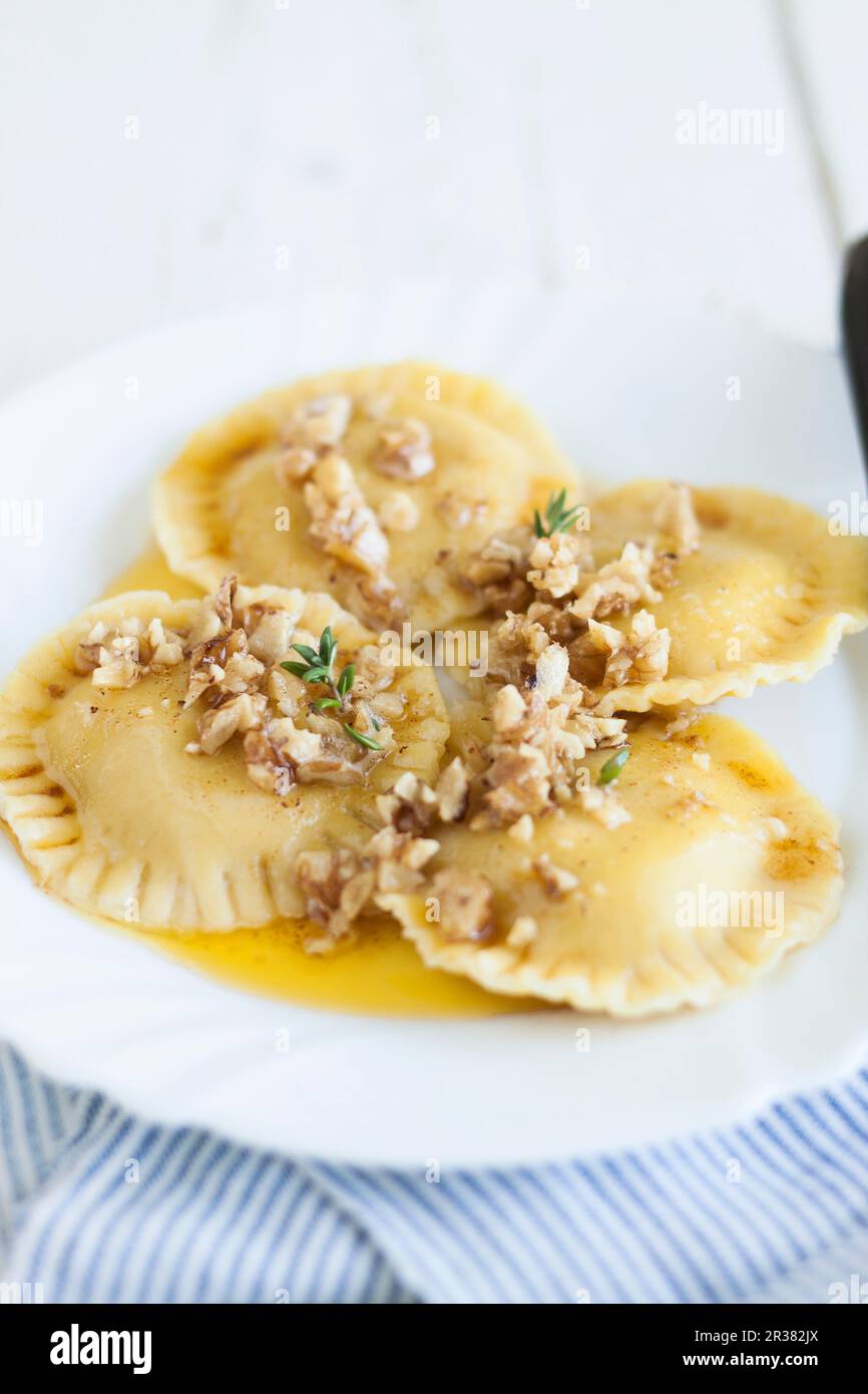 Kürbisravioli mit geschmolzener Butter und gehackten Walnüssen Stockfoto