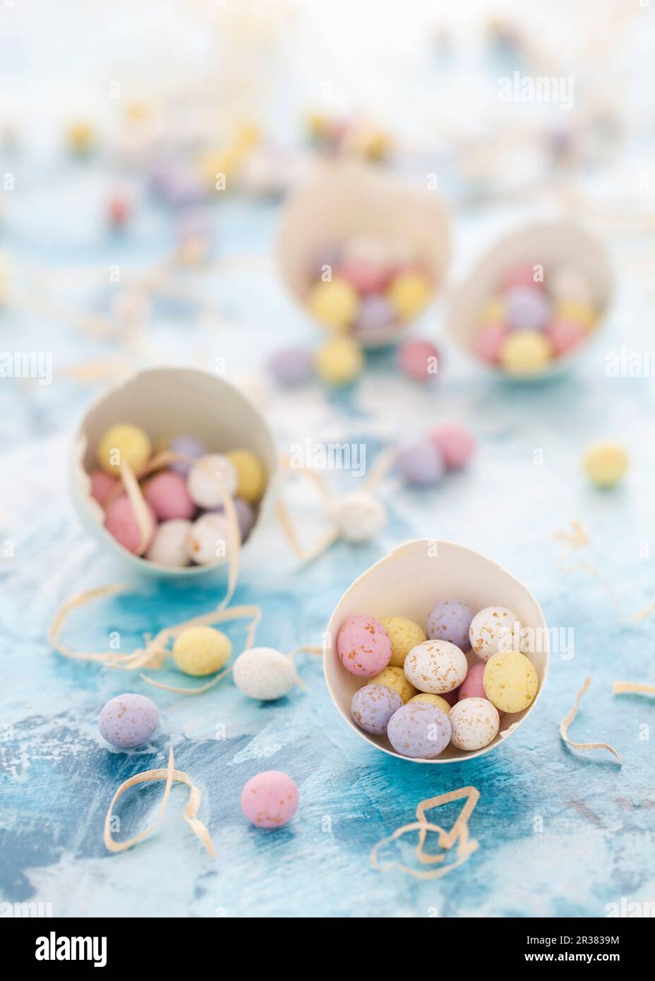 Schokoladen-Mini-Eier in Eierschalen Stockfoto