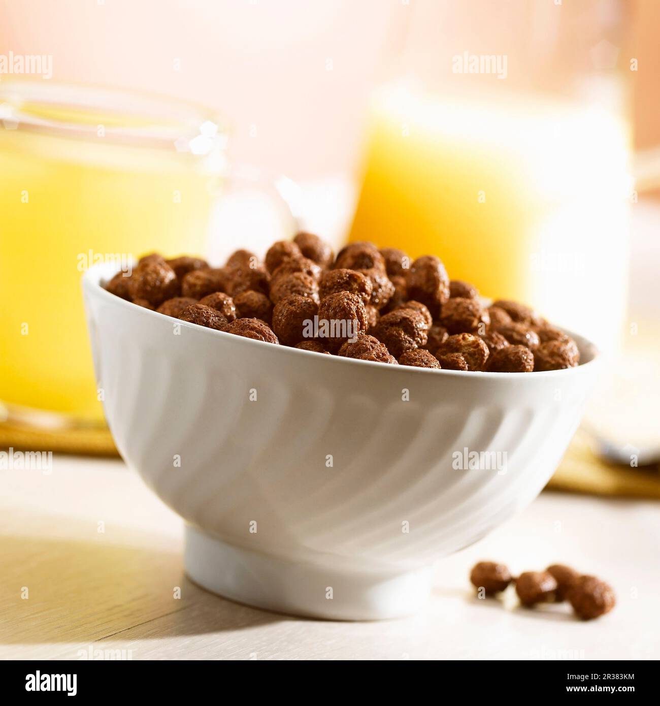 Eine Schüssel Schokoladenbällchen und Orangensaft Stockfoto