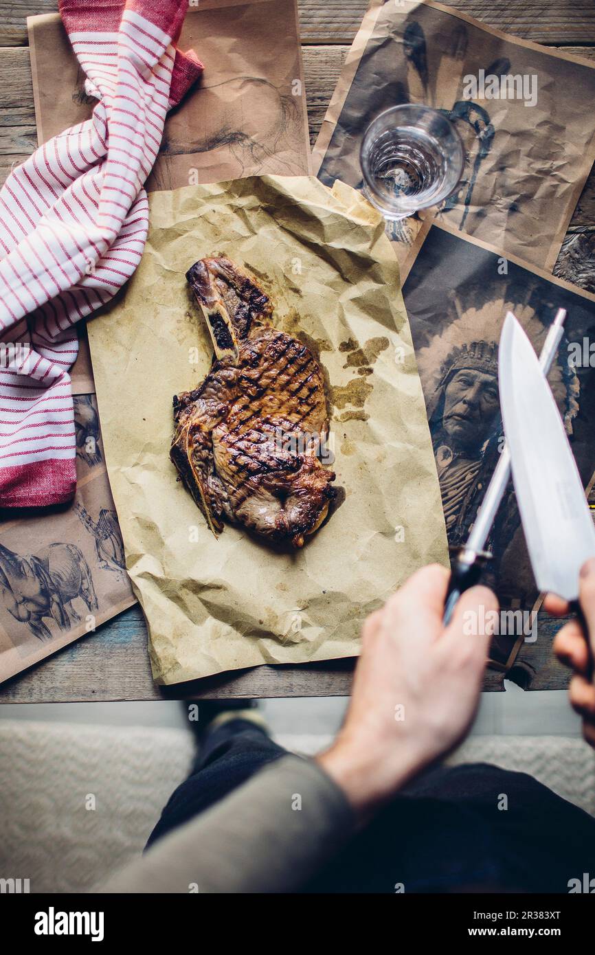 Ein gegrilltes Pferdesteak auf Backpapier Stockfoto