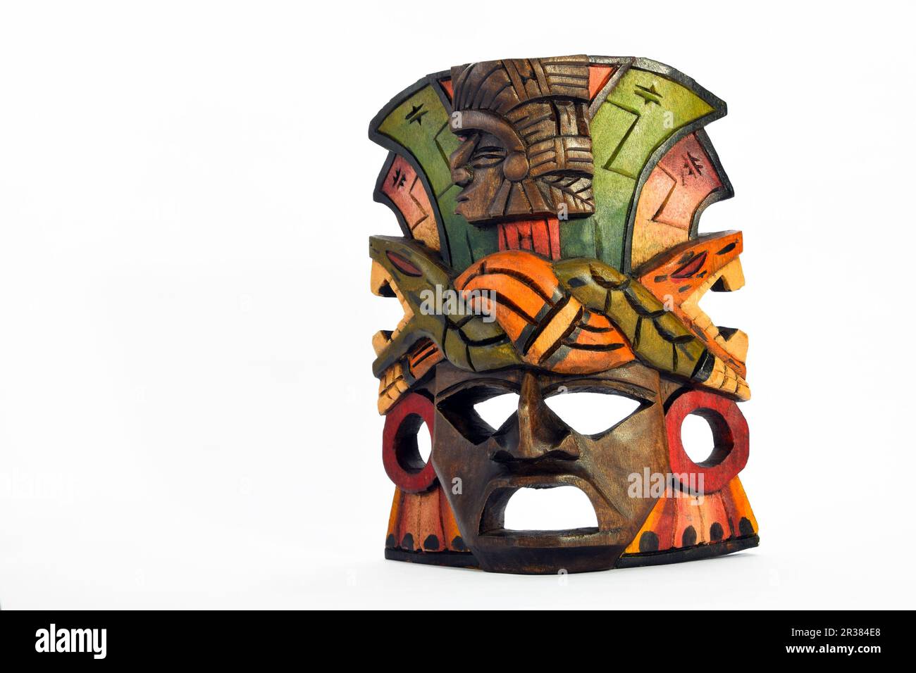 Indian Mayan Aztec Holzmaske mit Anaconda und Jaguar isoliert auf weißem Hintergrund Stockfoto