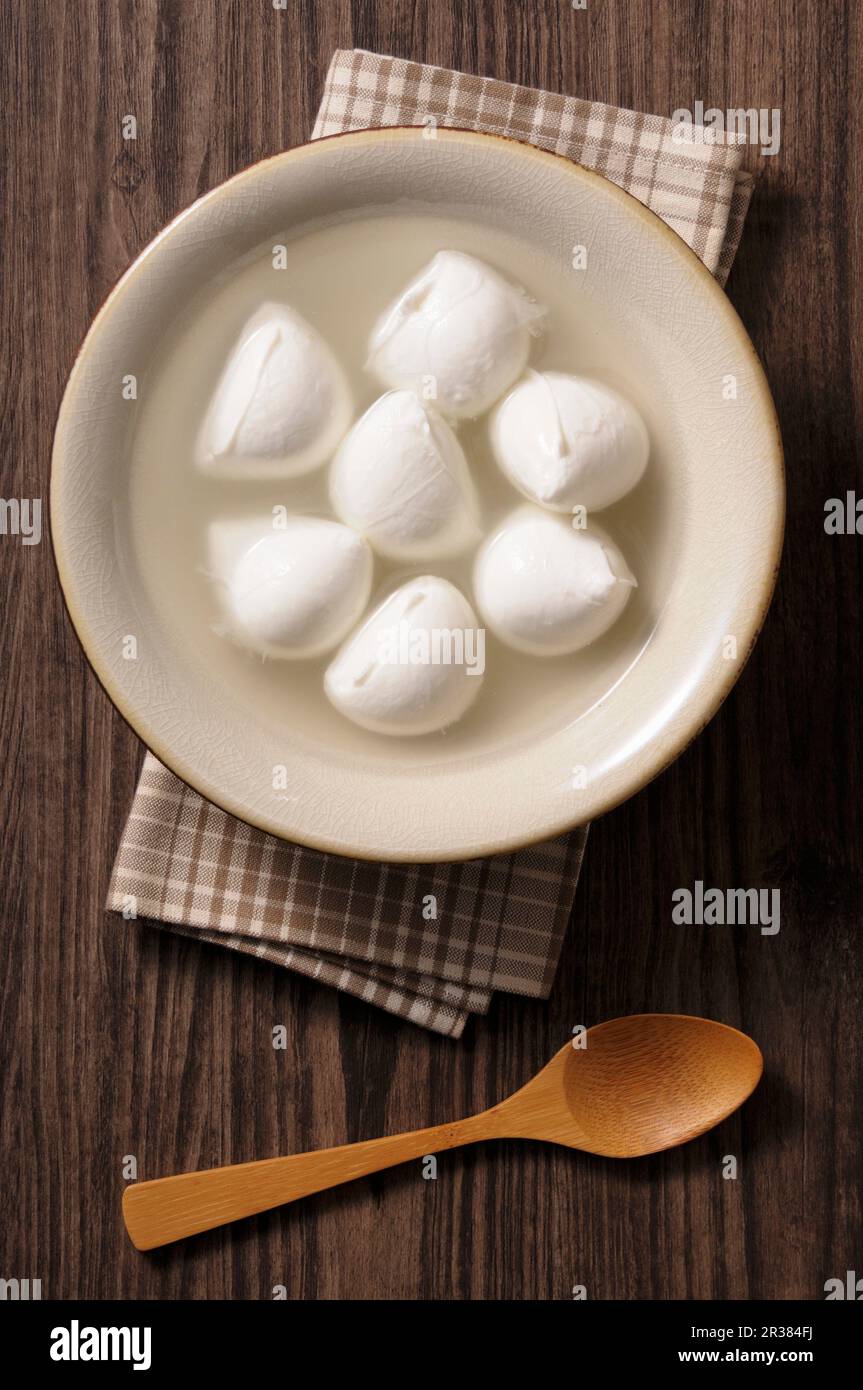 Mozzarella in einer Schüssel (von oben gesehen) Stockfoto