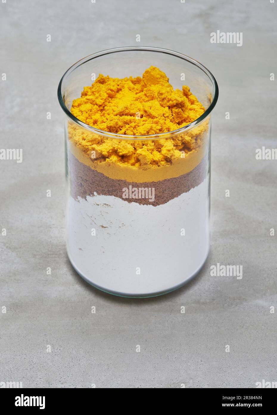 Eine trockene Backmischung für ein Algen-Gugelhupf in einem Glasgefäß Stockfoto