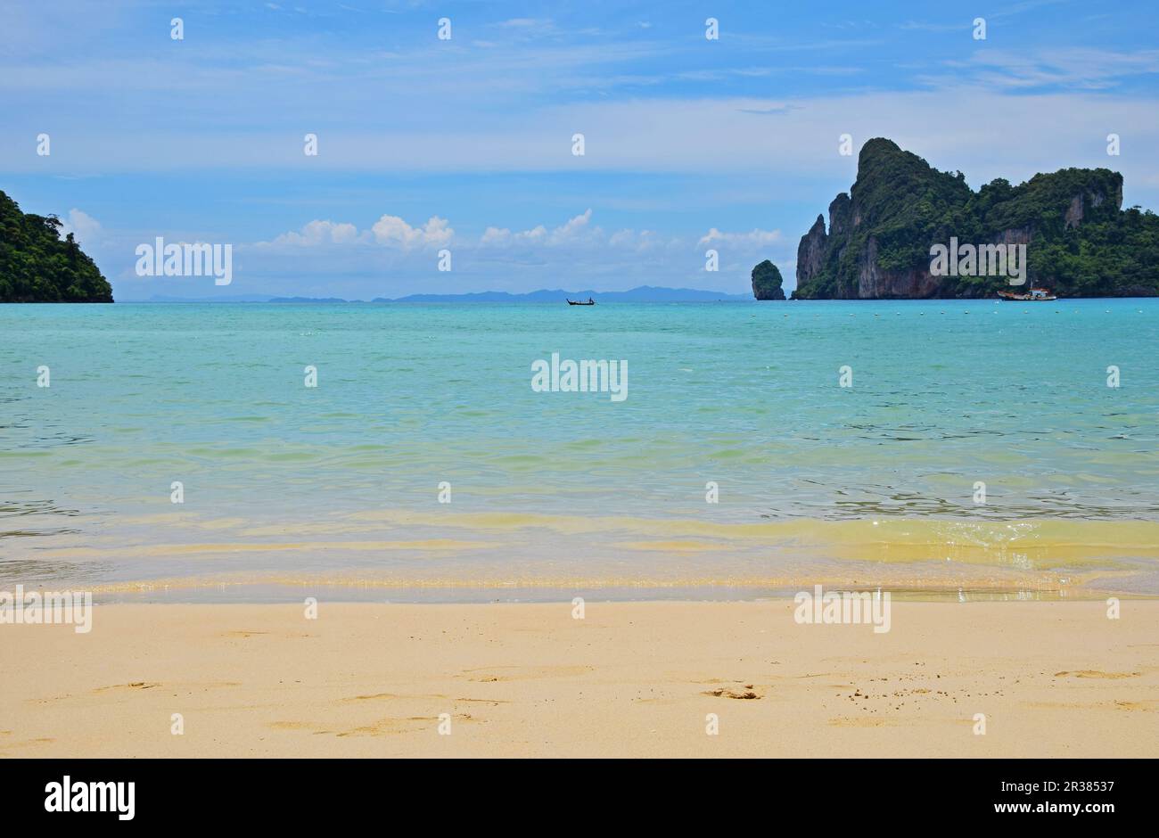 Tropische Paradies Sand Meer Strand mit Rock Stockfoto