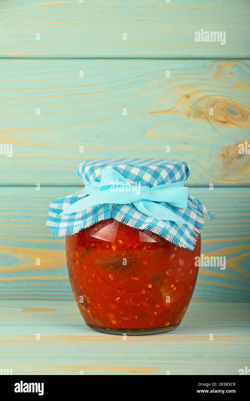 Ein Glas mit hausgemachtem eingelegtem Pfeffer Stockfoto