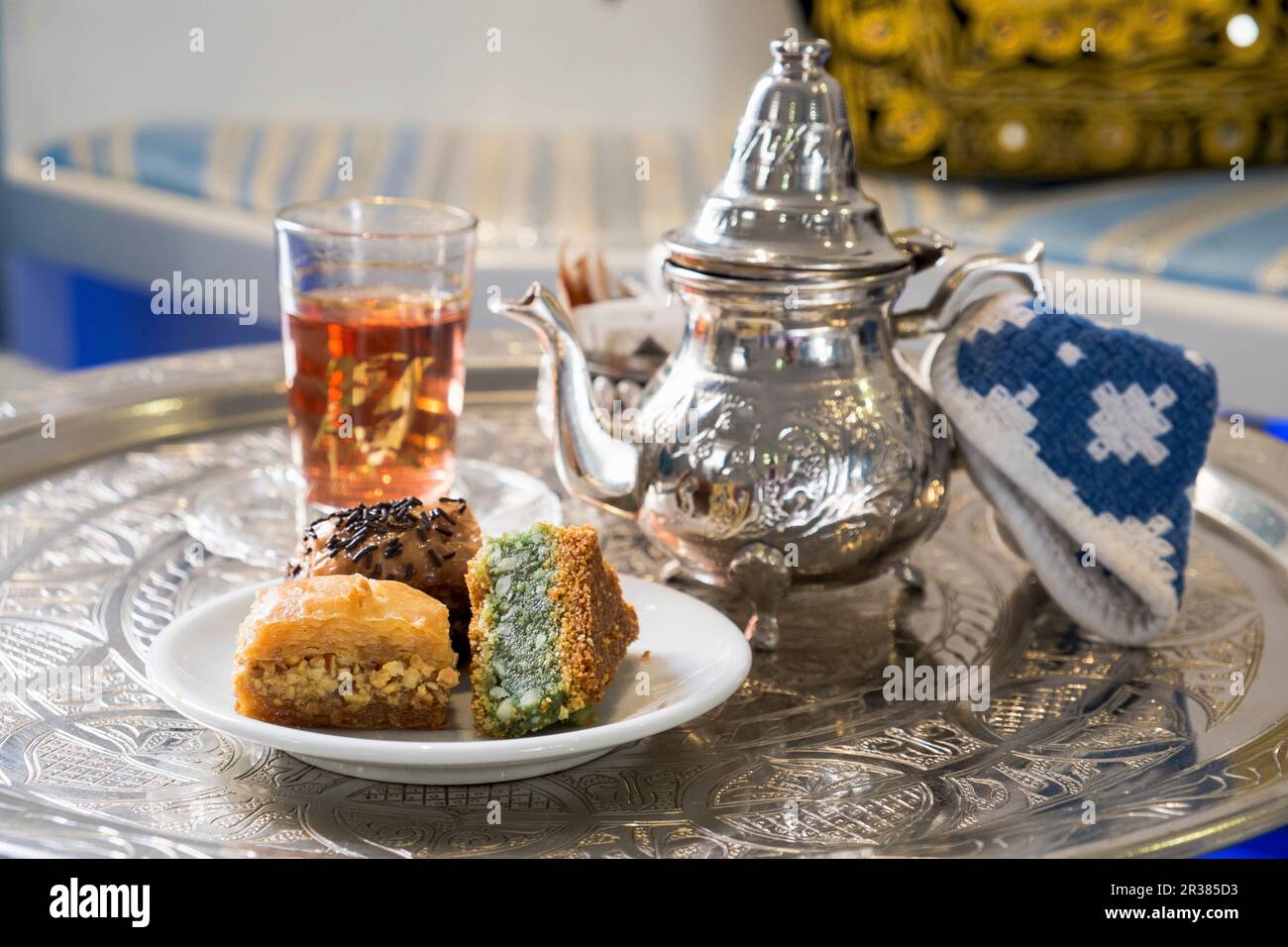 Varius Baklava mit arabischem Tee Stockfoto
