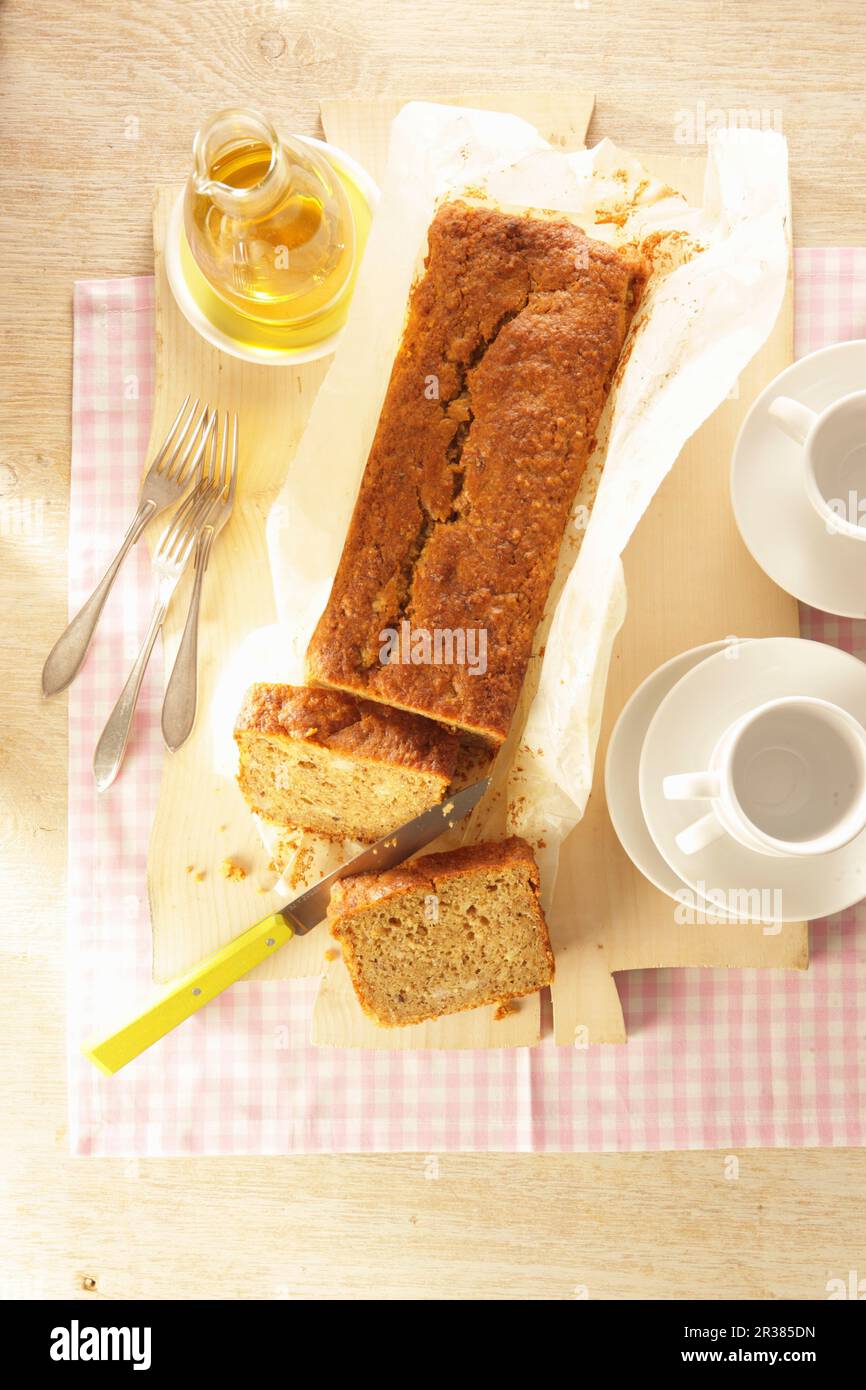 Bananenbrot mit gemahlenen Haselnüssen Stockfoto