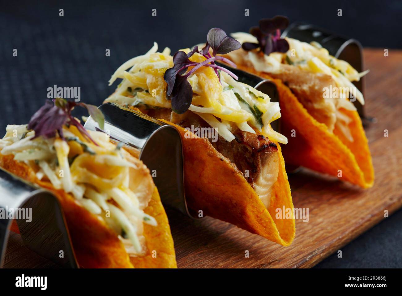 Taco-Muscheln mit Fisch und Gemüse Stockfoto