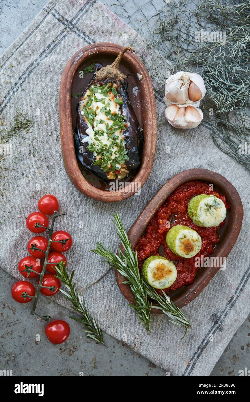 Zwei gebackene Gemüsegerichte in rustikalen Serviertabletts (Draufsicht) Stockfoto