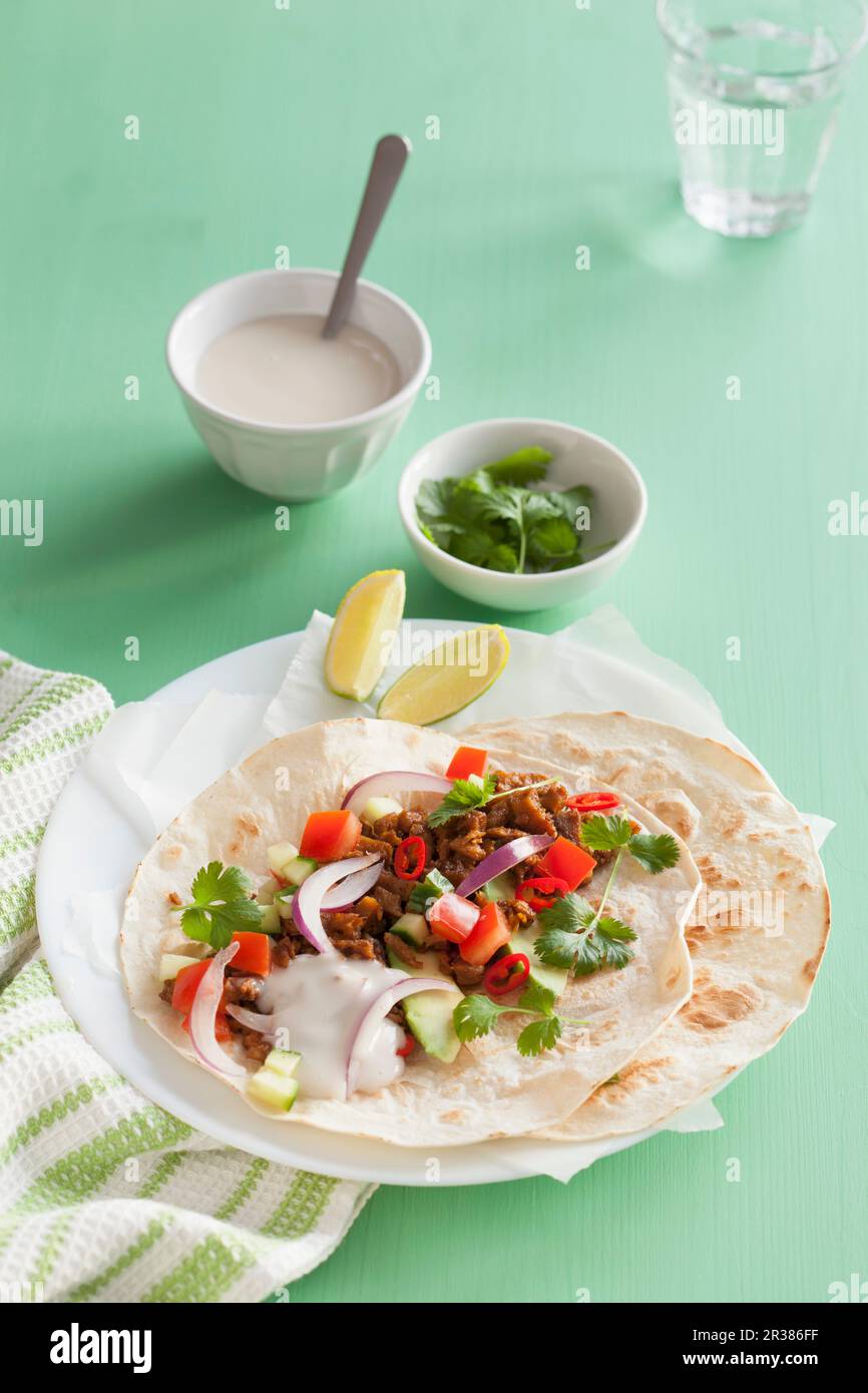 Vegane Tortilla mit Bienenbrösel aus Erbsenprotein und Gemüse Stockfoto