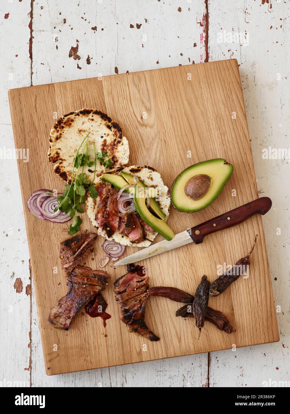 Steak-Tortillas mit Avocado, Zwiebeln und Koriander Stockfoto