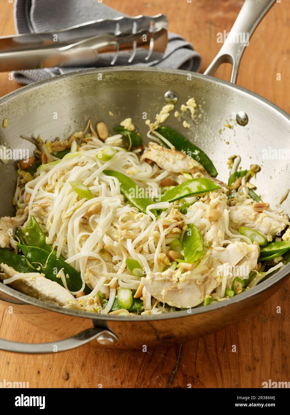 Pad Thai in einem Wok aus Edelstahl Stockfoto