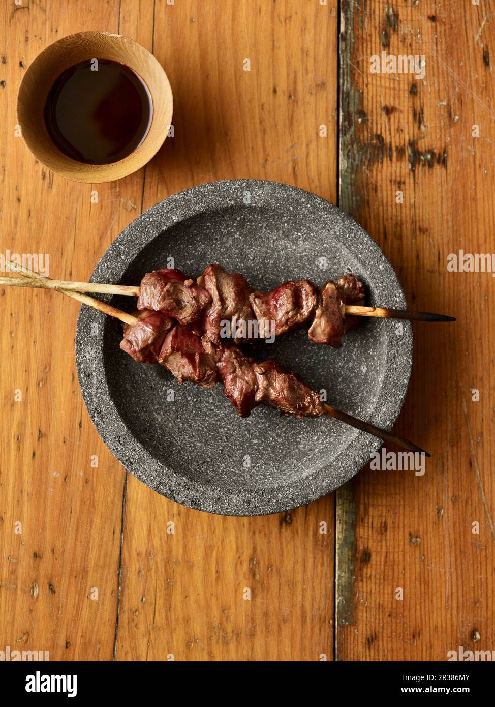 Saté Kambing (gegrillte Fleischspieße) mit süßen Sojasoße Stockfoto