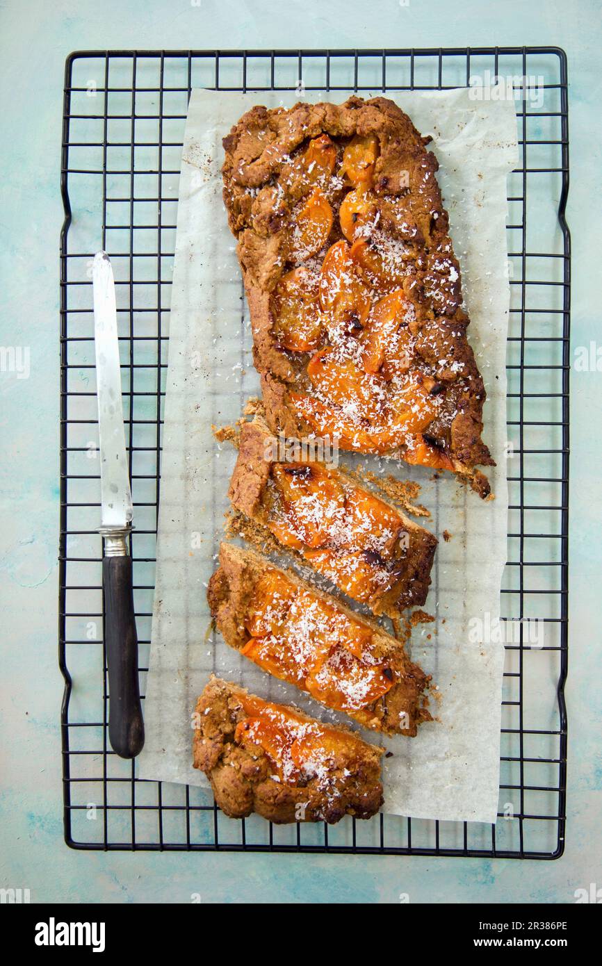 Vollkornkuchen mit Aprikosen auf einem Kühlregal (Draufsicht) Stockfoto