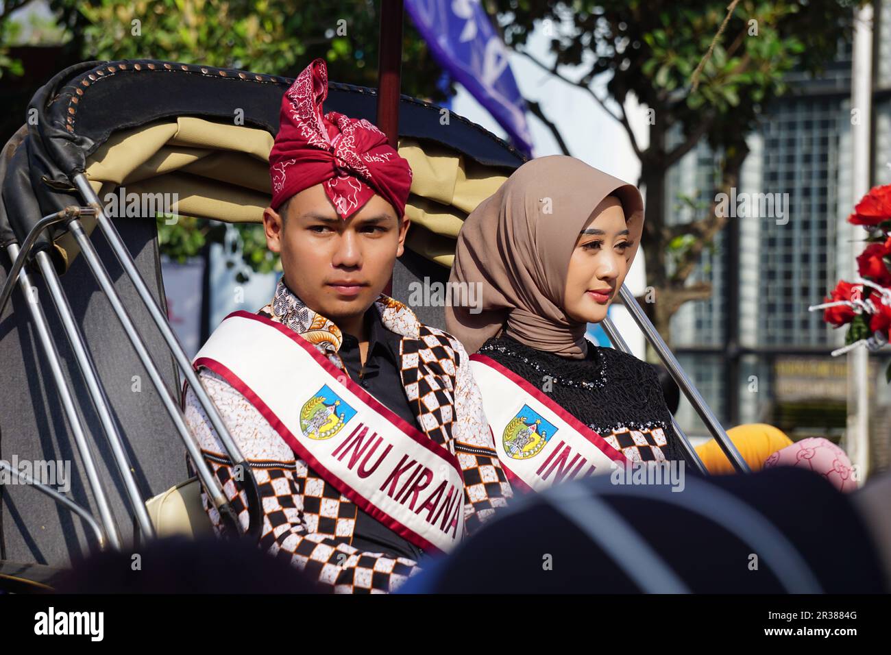 Inu kirana (Tourismusbotschafter von kediri) in der Pferdekutsche zur Feier des indonesischen Unabhängigkeitstages im simpang lima gumul kediri Stockfoto