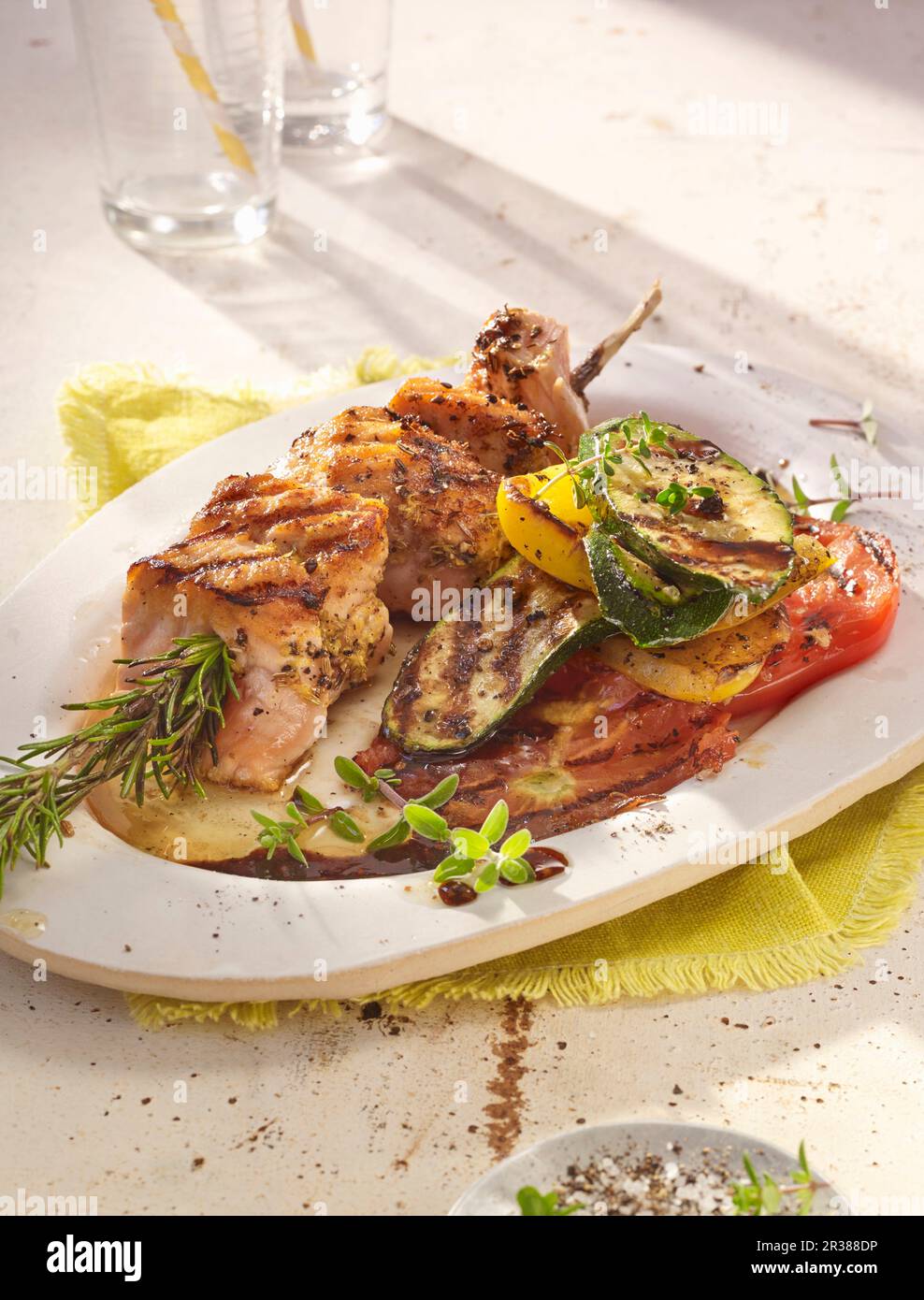Gegrillte Lachsspieße und Gemüse Stockfoto
